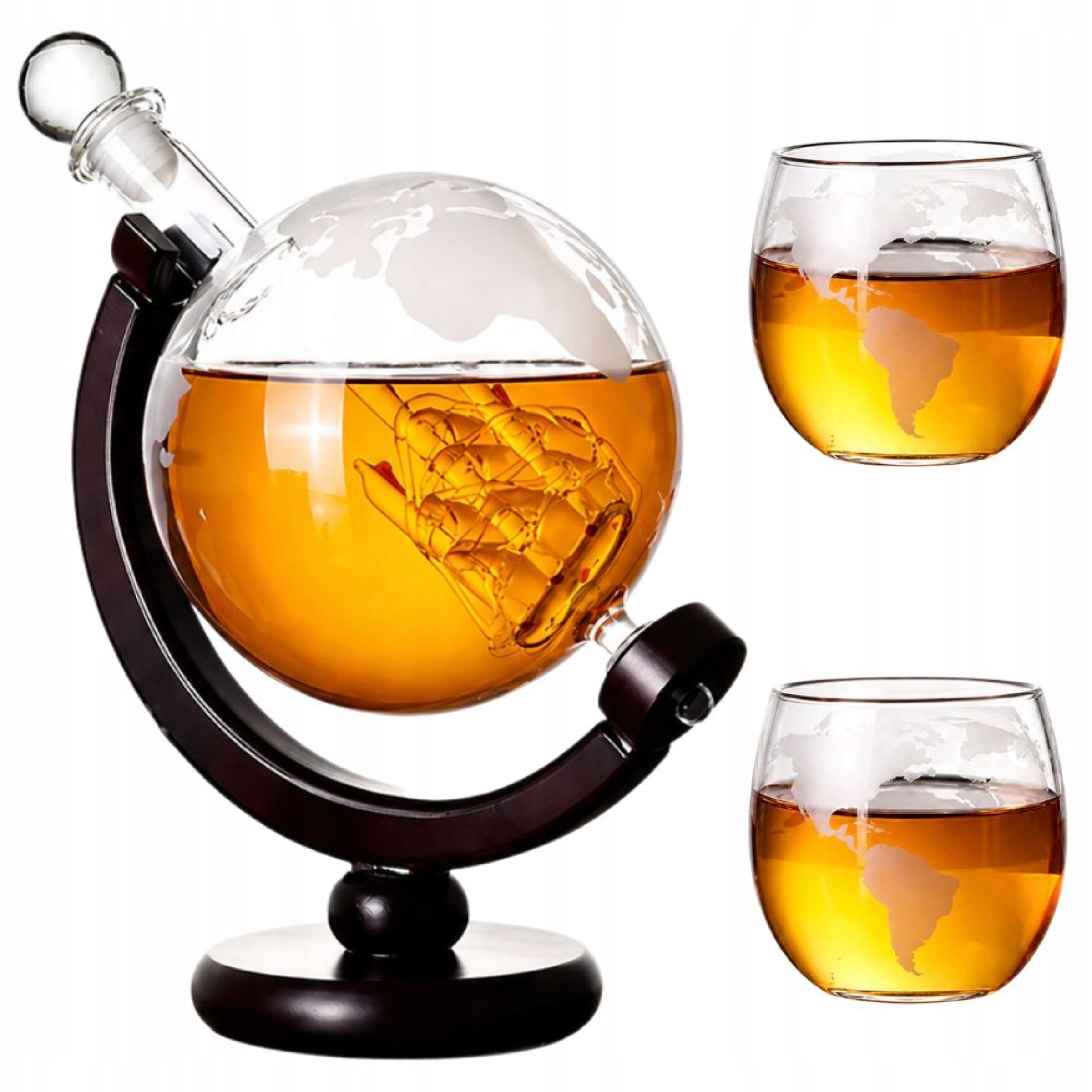 Realb2b Whiskyglas Whisky Karaffe Set Globus 850ml mit 2 Gläsern Holzständer, Globus Design Gravur Segelschiff Glas Karaffe Holzständer Set