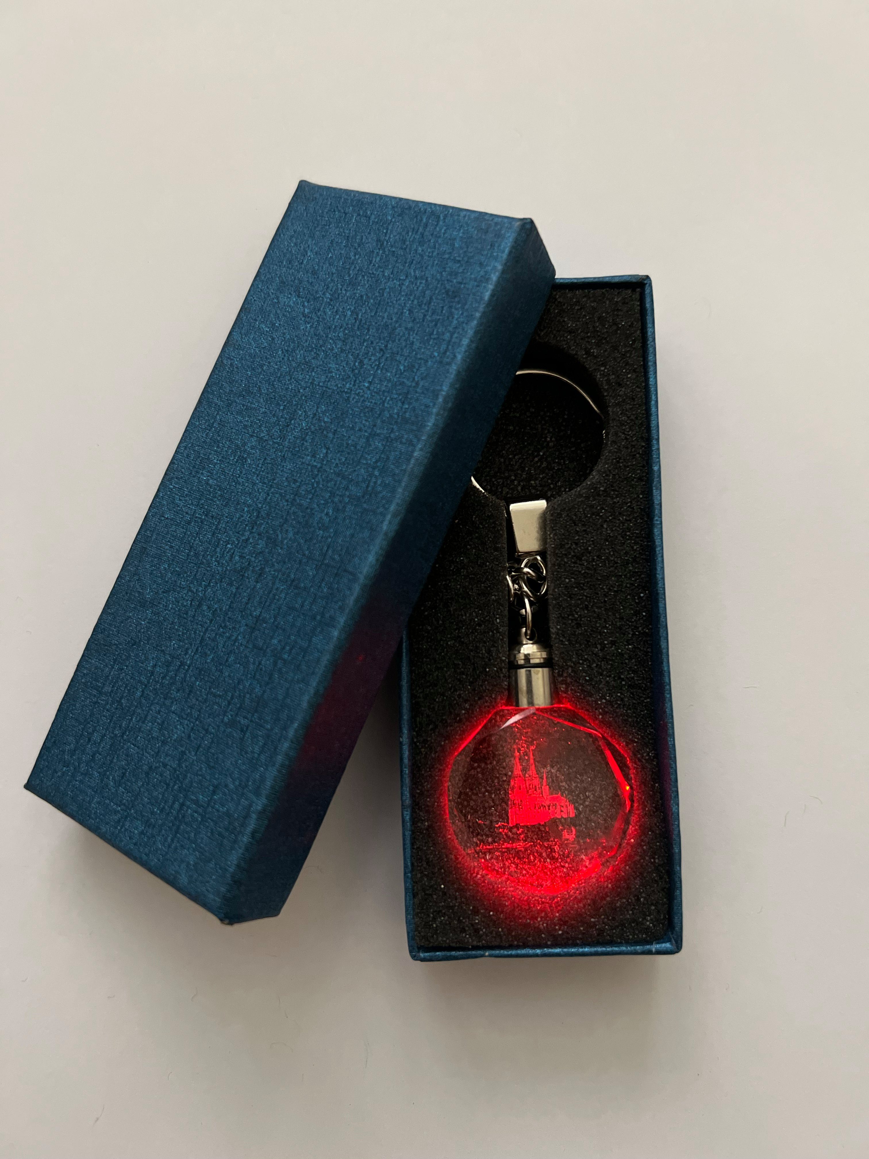 Stelby Schlüsselanhänger Kölner Dom Schlüsselanhänger LED Multicolor mit Geschenkbox (Robustes Glasmaterial, leuchtet in 5 Farben), Farbwechsel, langlebig, modernes Design