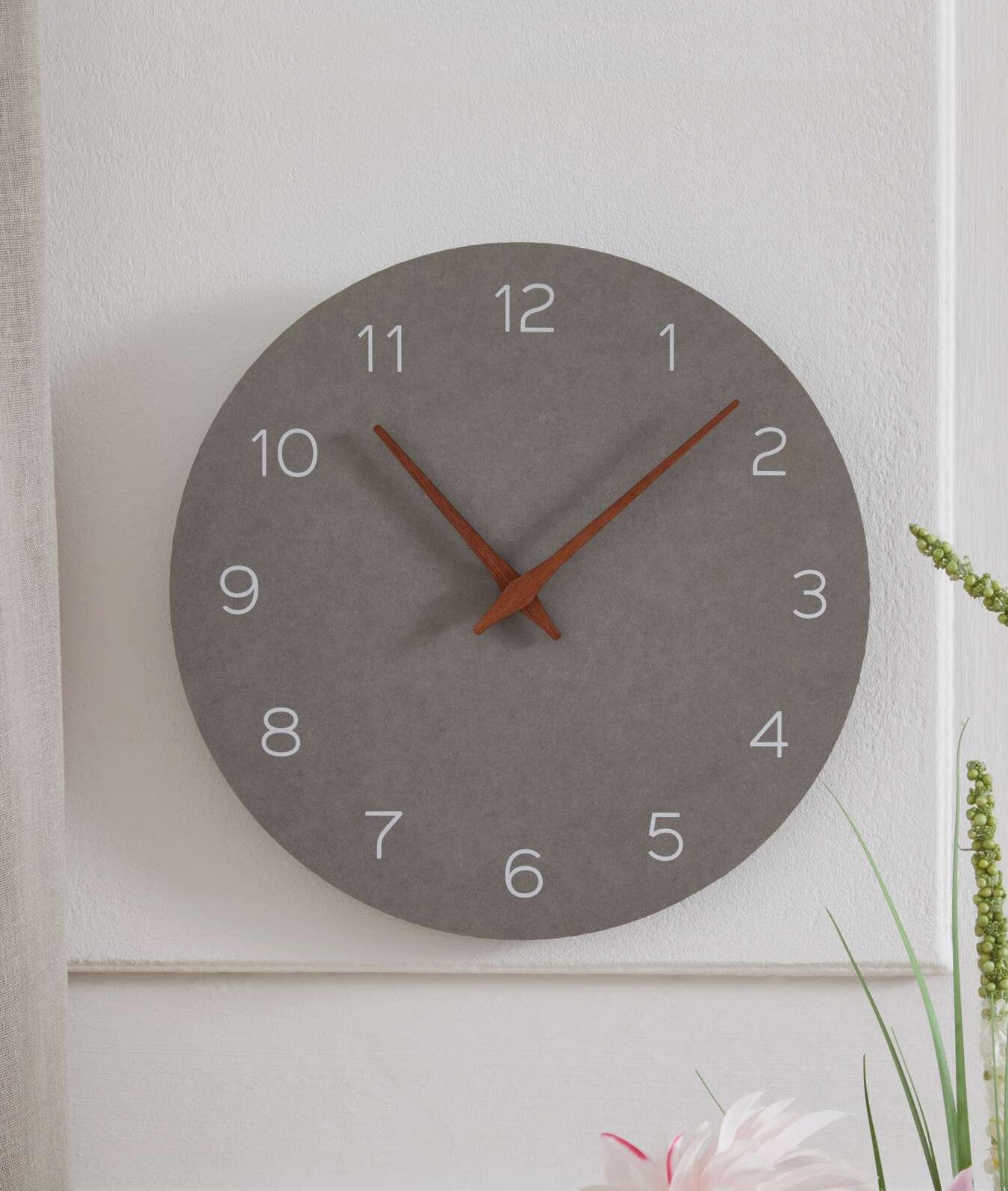 Dekoleidenschaft Wanduhr "Beton" grau Ø 30 cm, MDF in Beton-Optik, Wohnzimmeruhr, moderne Uhr (für Wohnzimmer, Küche und Büro) – Bild 2 von 4