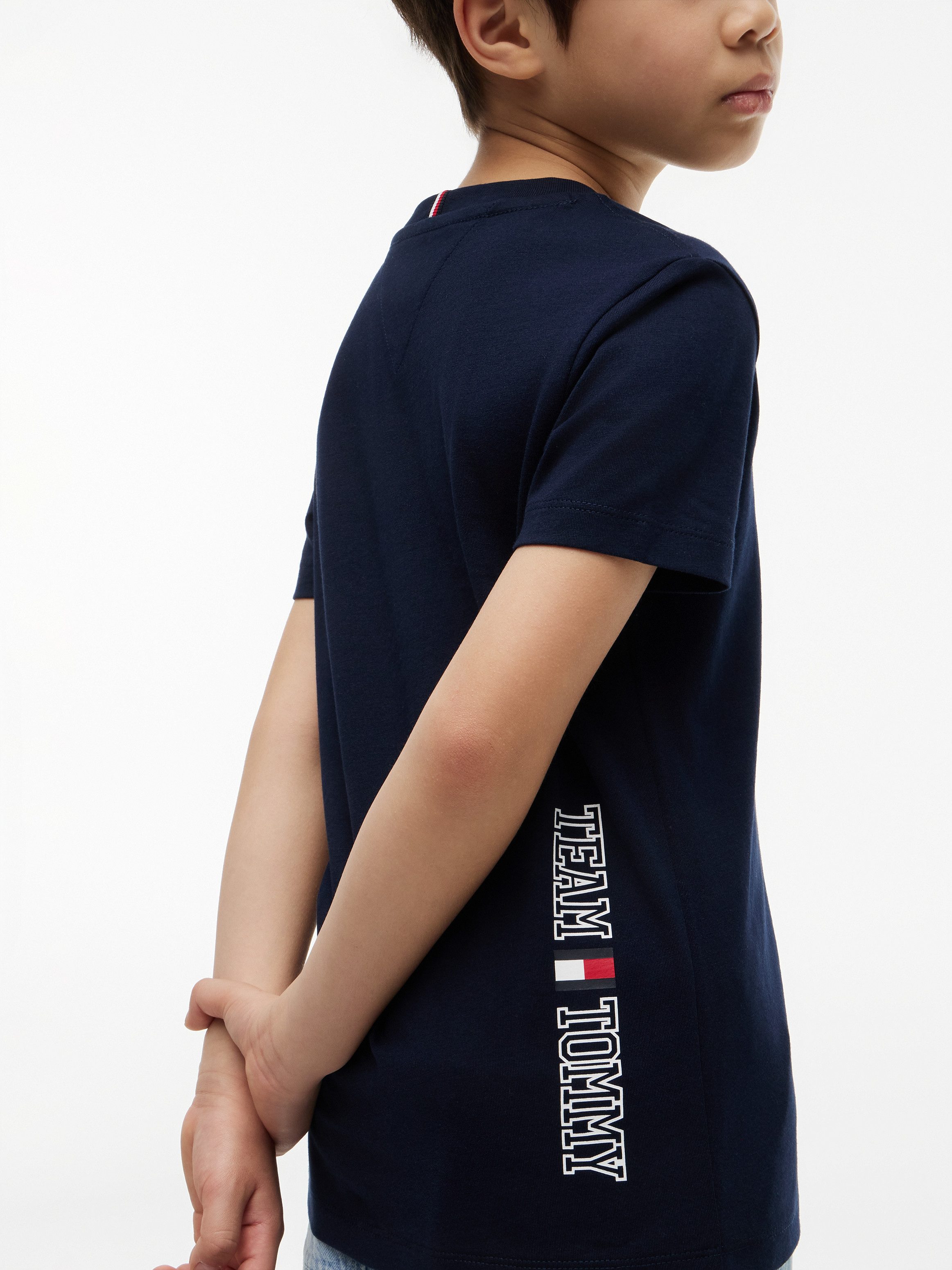 Tommy Hilfiger T-Shirt Rundhalsausschnitt, Regular Fit, Kinder bis 16 Jahre, reine Baumwolle – Bild 2 von 5