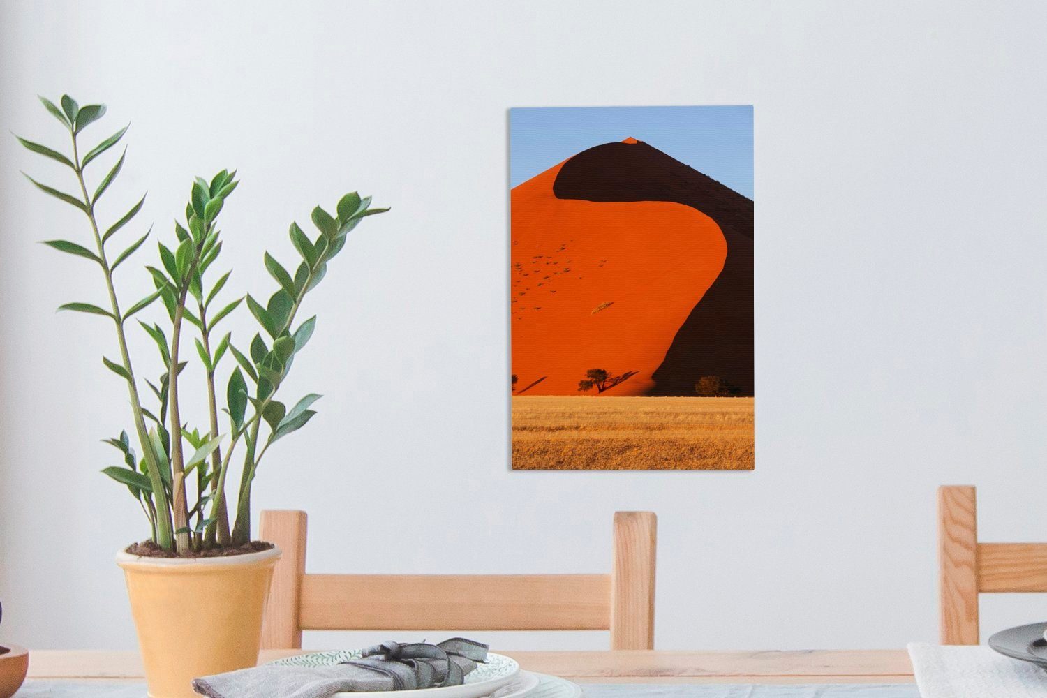 in des Nähe Leinwandbild in Namibia, Sossusvlei-Tals Zackenaufhänger, (1 bespannt Eine Gemälde, inkl. Leinwandbild der fertig cm OneMillionCanvasses® 20x30 Sanddüne St),