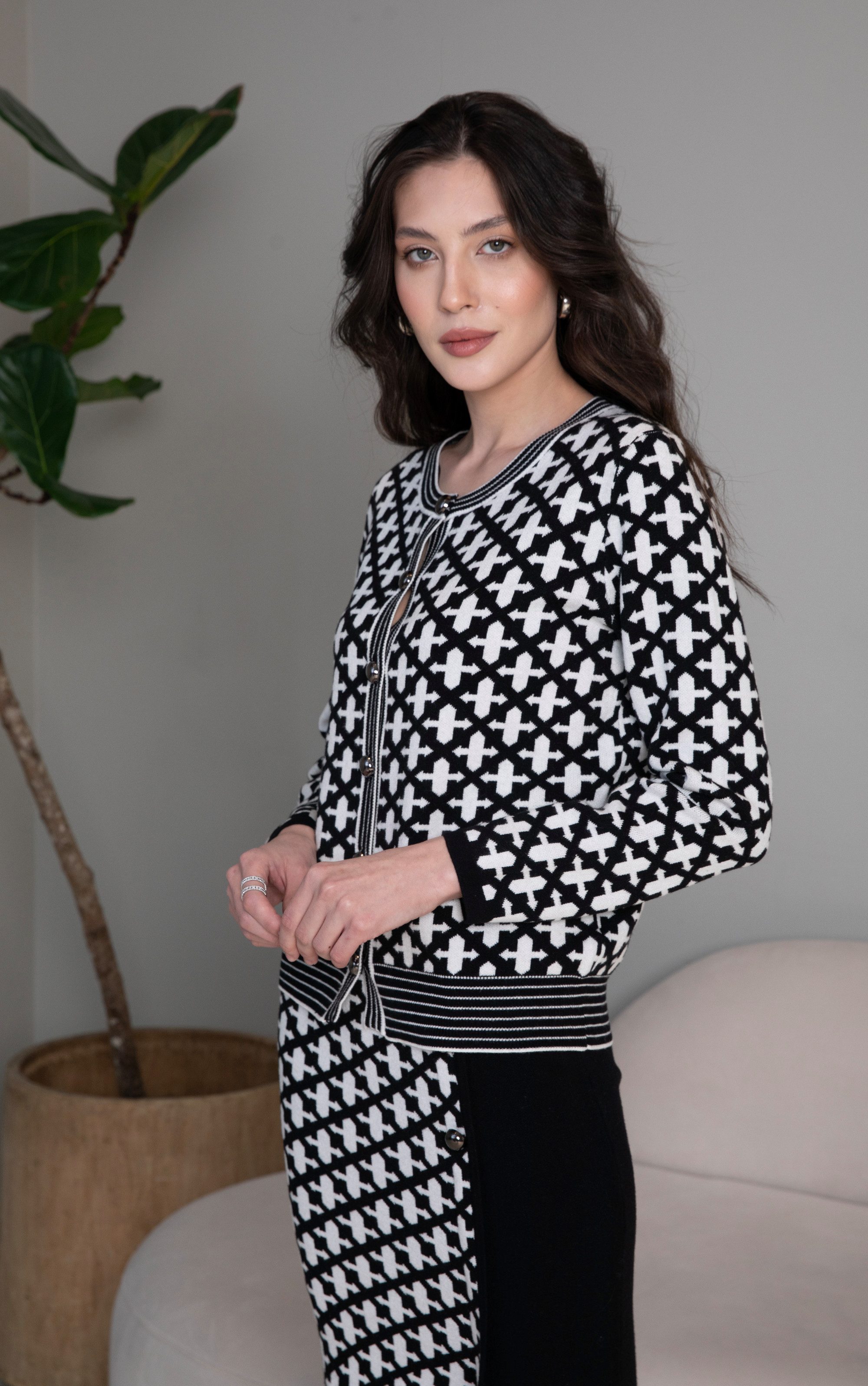 Passioni Strickjacke mit einem schwarz-weißen geometrischen, grafischen Mus günstig online kaufen
