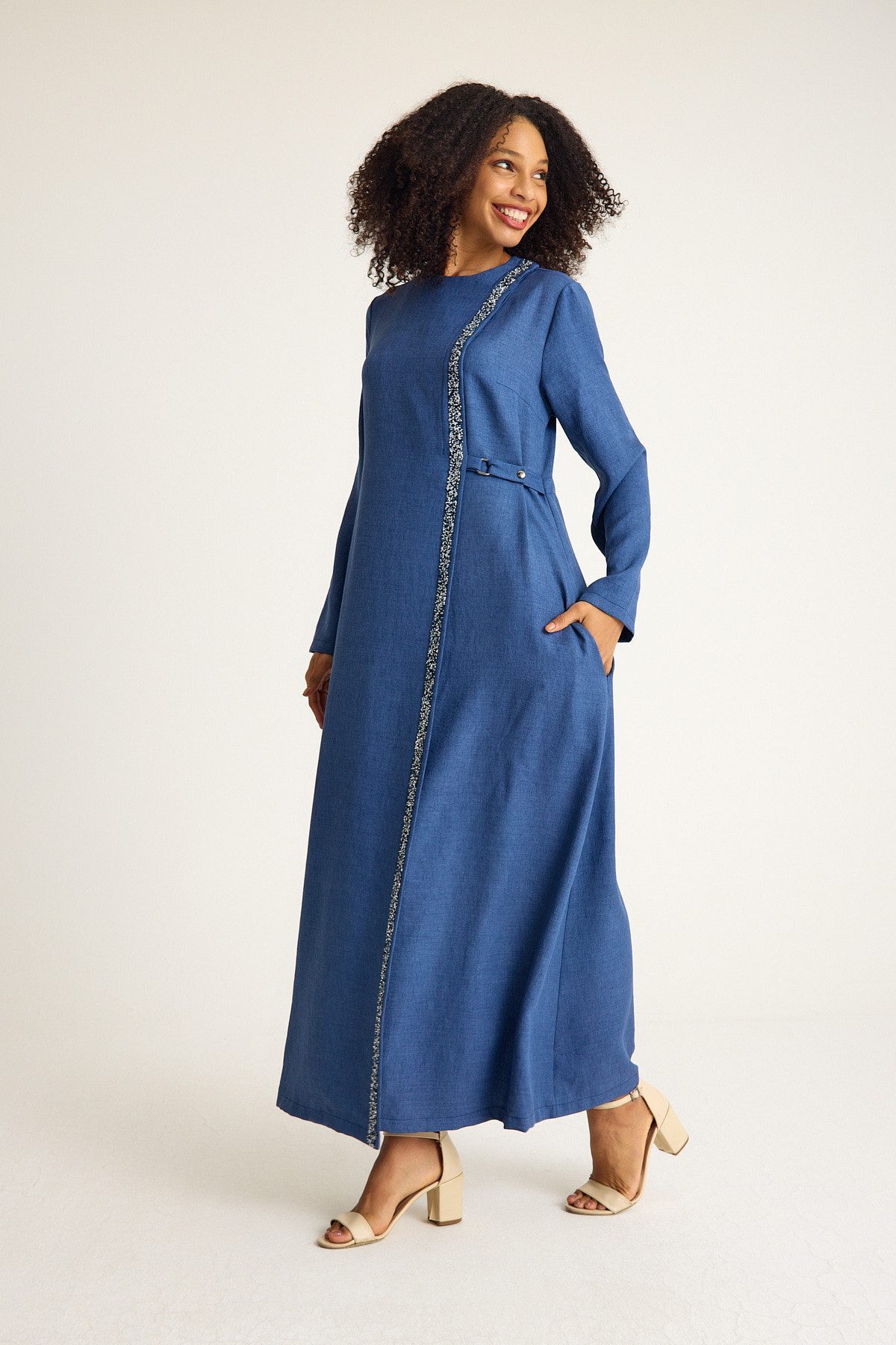 fashionshowcase Tunikakleid Abaya Kleid mit Schmuckdetails – Modest Fashion Steindetails und Kordeldetail, figurschmeichelnder Schnitt