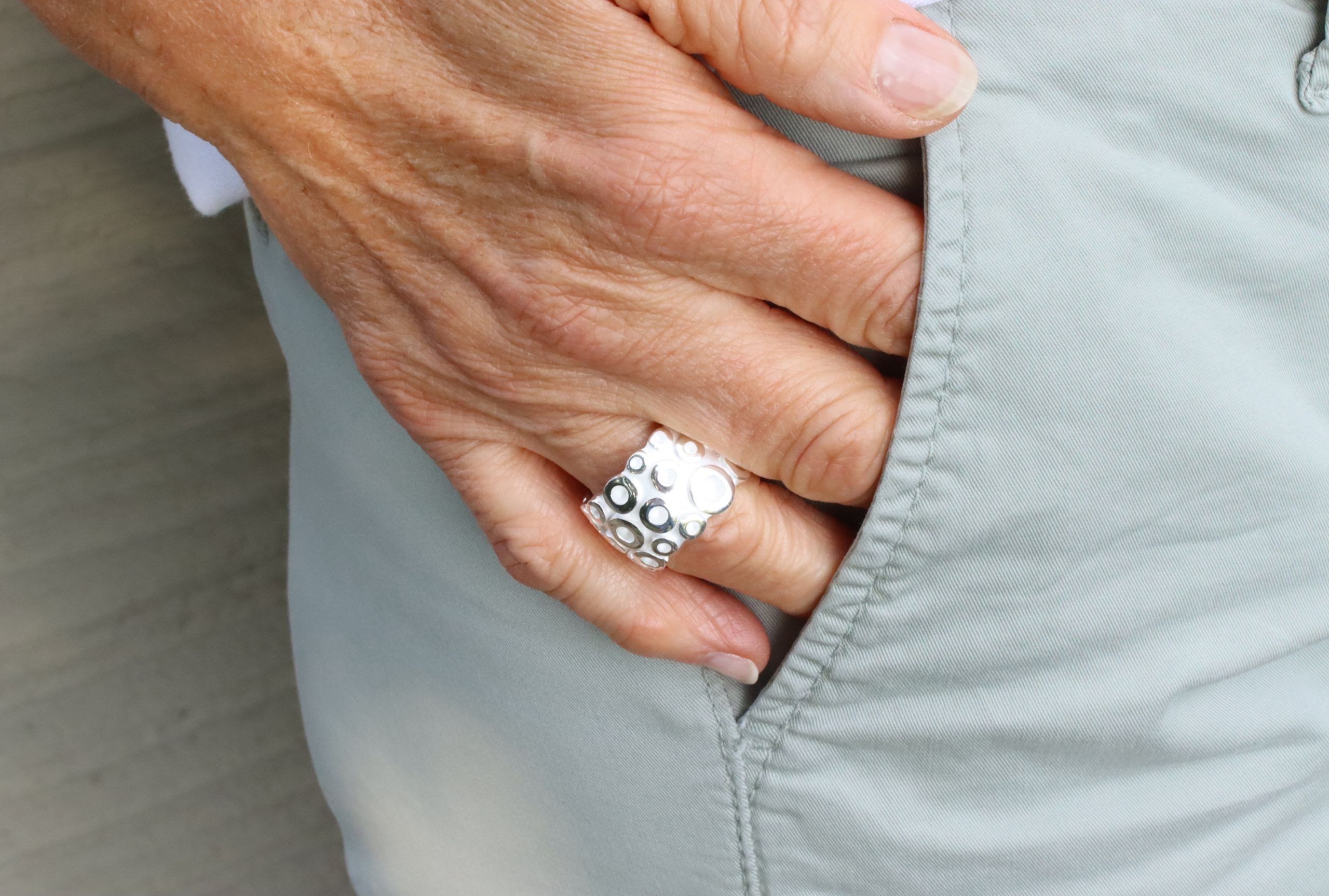 SILBERMOOS Silberring Zauberhafter Bandring mit Kreisstrukturen, 925 Sterling Silber