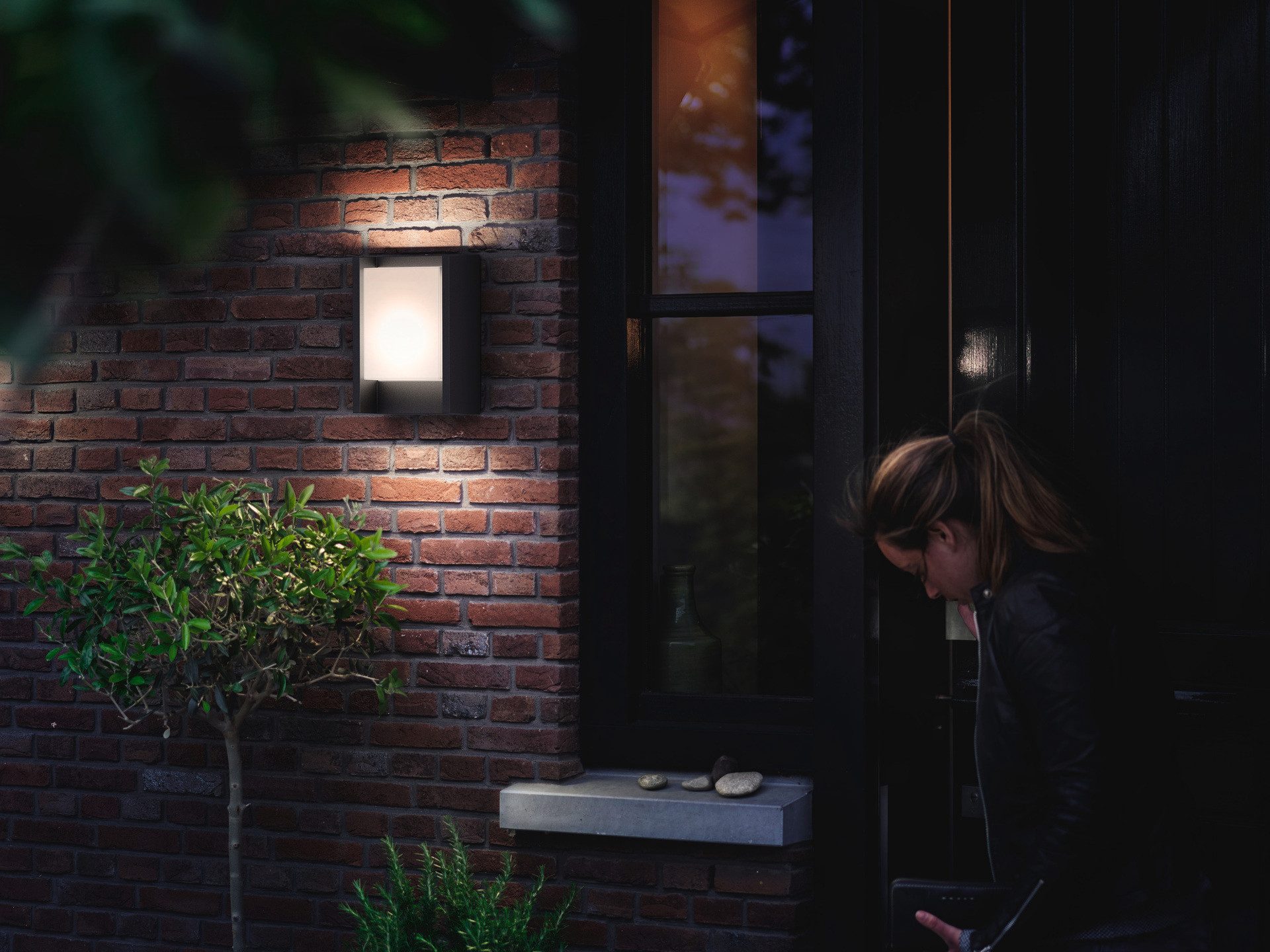 Philips Hue LED Außen-Wandleuchte Outdoor A-Label Arbour Wand UE 3,8W 27K, LED fest integriert