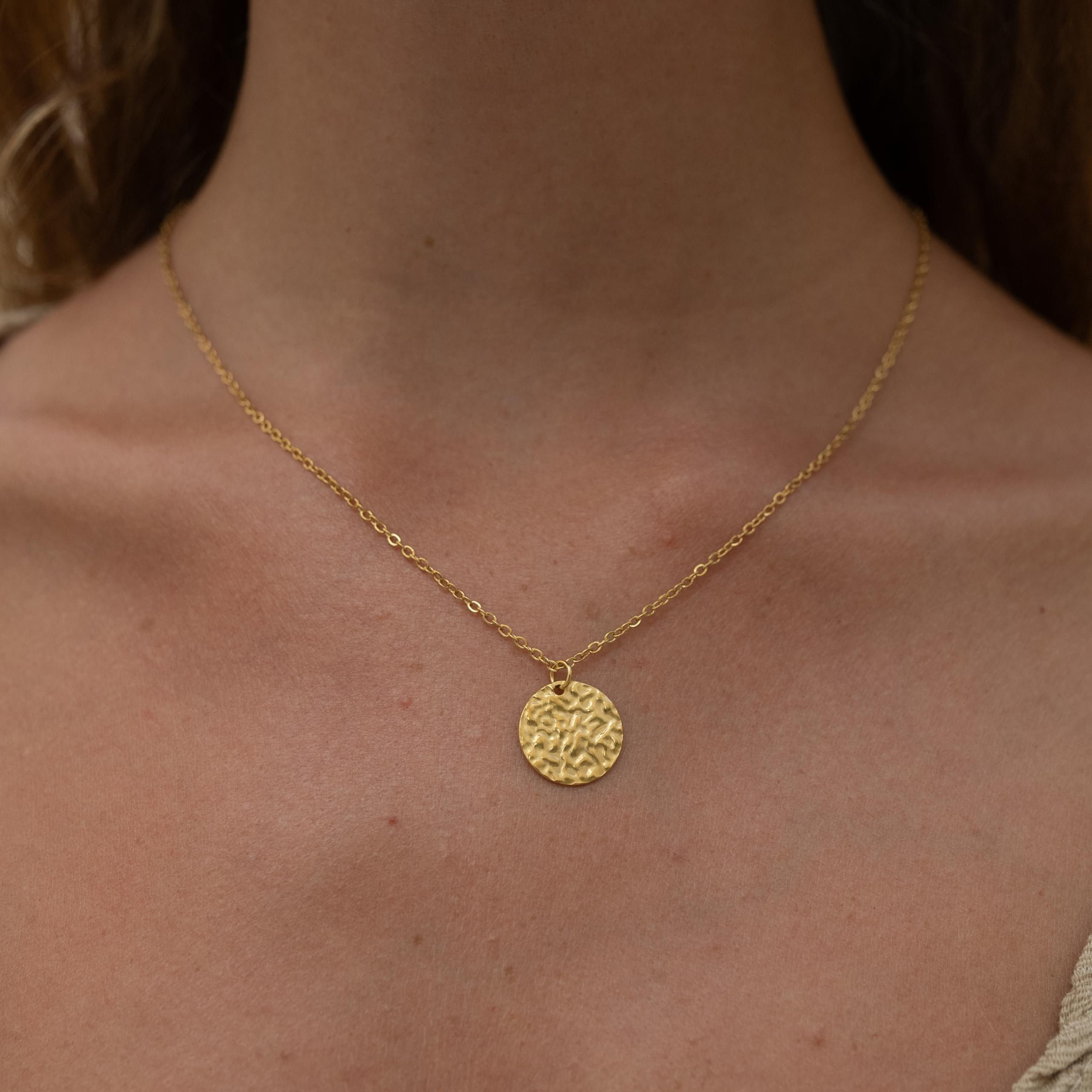 Made by Nami Kette mit Anhänger Damen mit gehämmertem Münzen Anhänger Gold 40 + 5 cm, Edelstahl Schmuck Geschenkideen für Frauen