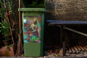 MuchoWow Wandsticker Milchmädchen - Johannes Vermeer - Graffiti (1 St), Mülleimer-aufkleber, Mülltonne, Sticker, Container, Abfalbehälter