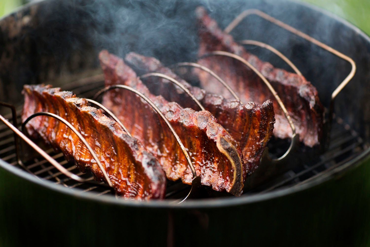 RÖSLE Sparerib-Halter 25087, Aufsatz zur Zubereitung von Spareribs, Bratenkorb, Edelstahl