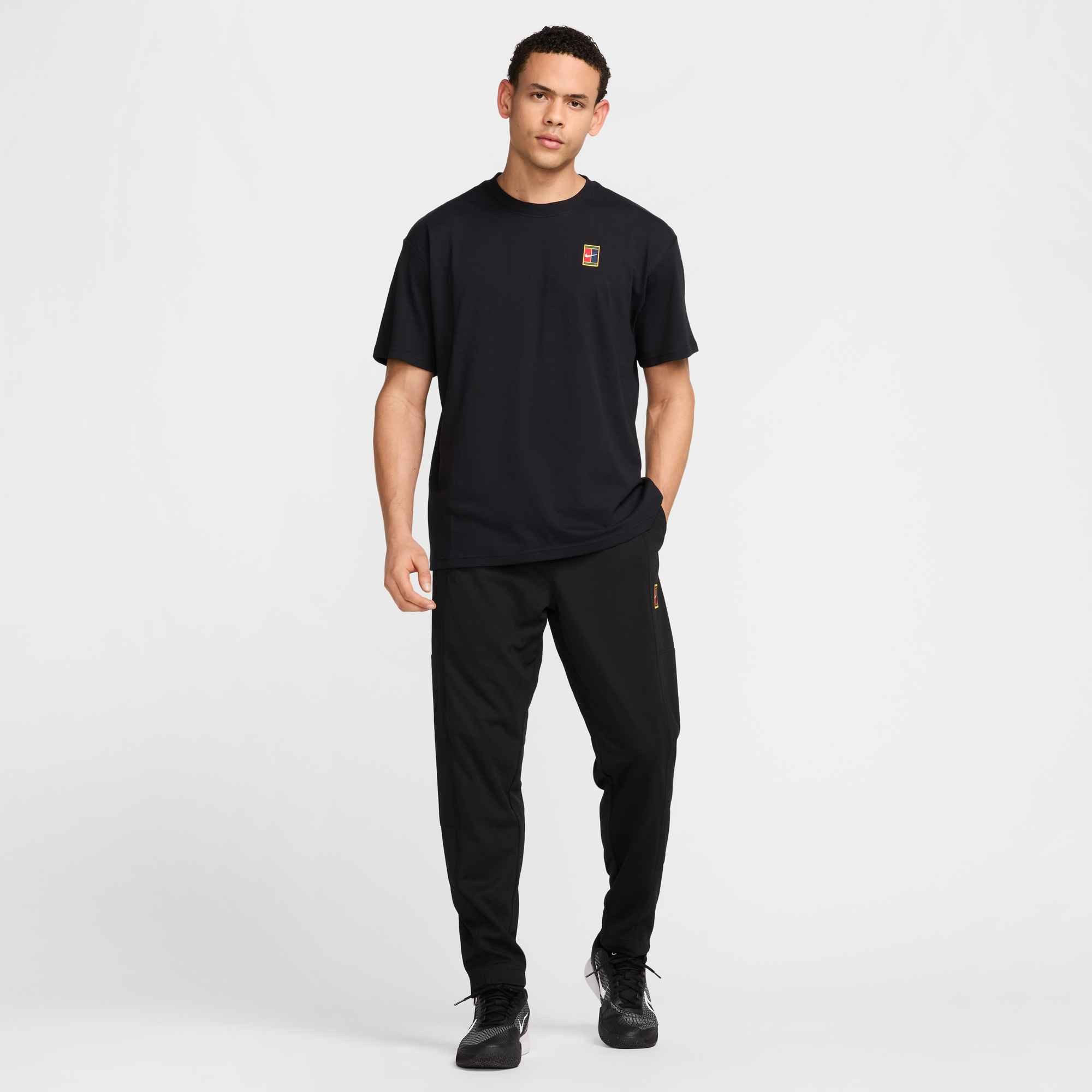 Nike T-Shirt NikeCourt Men's Max90 Tennis T-Shirt mit unifarbenem Design, Kurzarm, aus Jersey, Basic-Passform – Bild 4 von 5