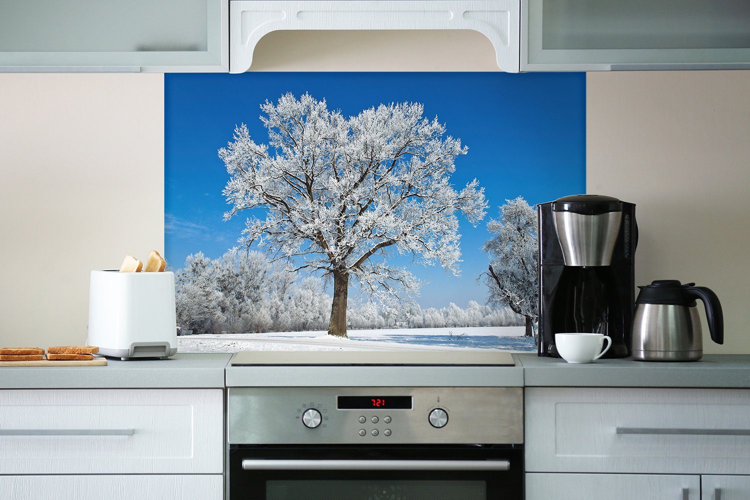 Wallario Küchenrückwand Schneebedeckter mit Baum blauen Himmel, (1-tlg)