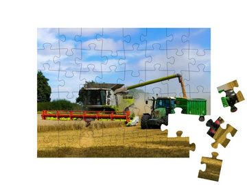 puzzleYOU Puzzle Traktor, der neben einem Mähdrescher arbeitet, 48 Puzzleteile, puzzleYOU-Kollektionen Fahrzeuge, Traktoren