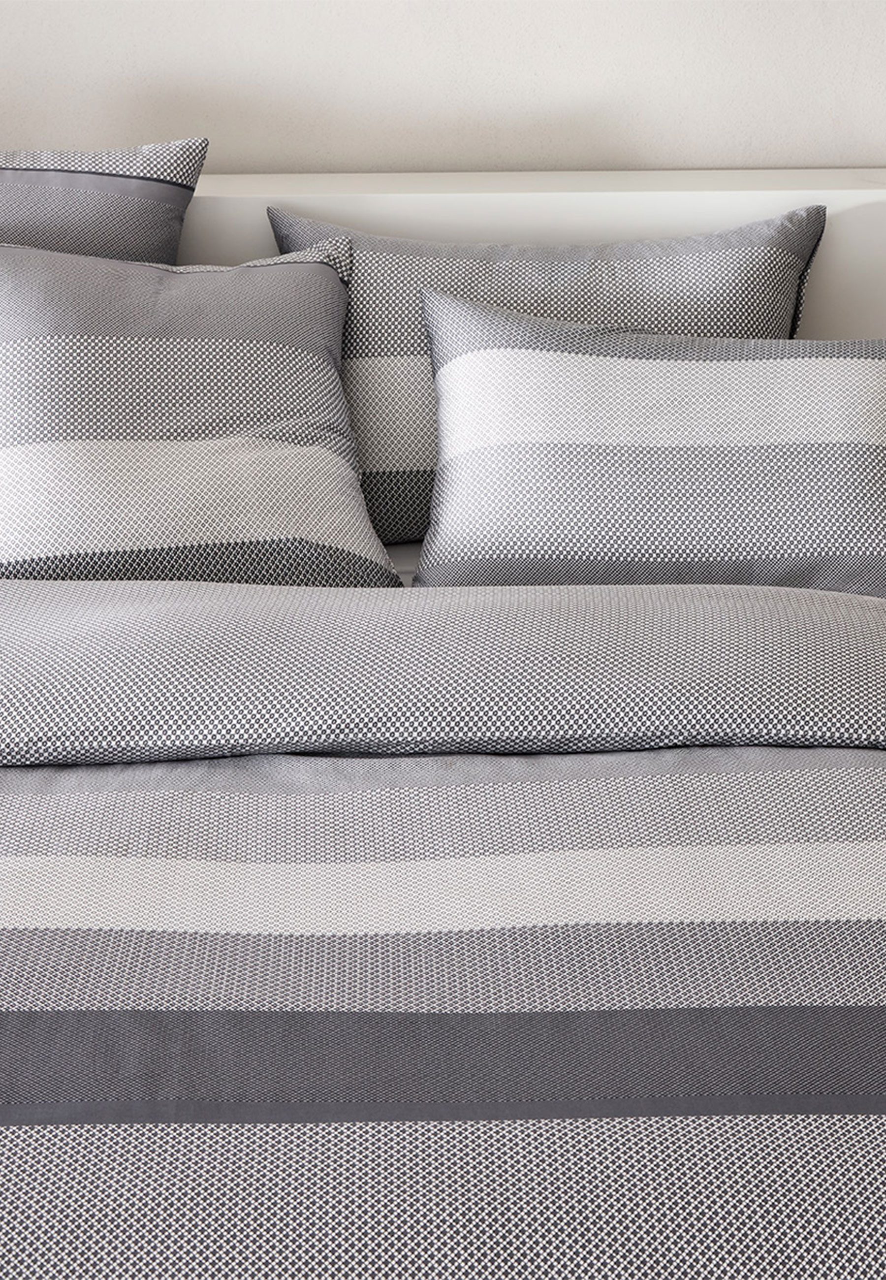 BOSS Home Bettwäsche LOGAN ab Gr. 135x200 cm, Satin, 2 teilig, mit Label-Applikationen, Premium Bettwäsche, Streifen, Muster-Mix