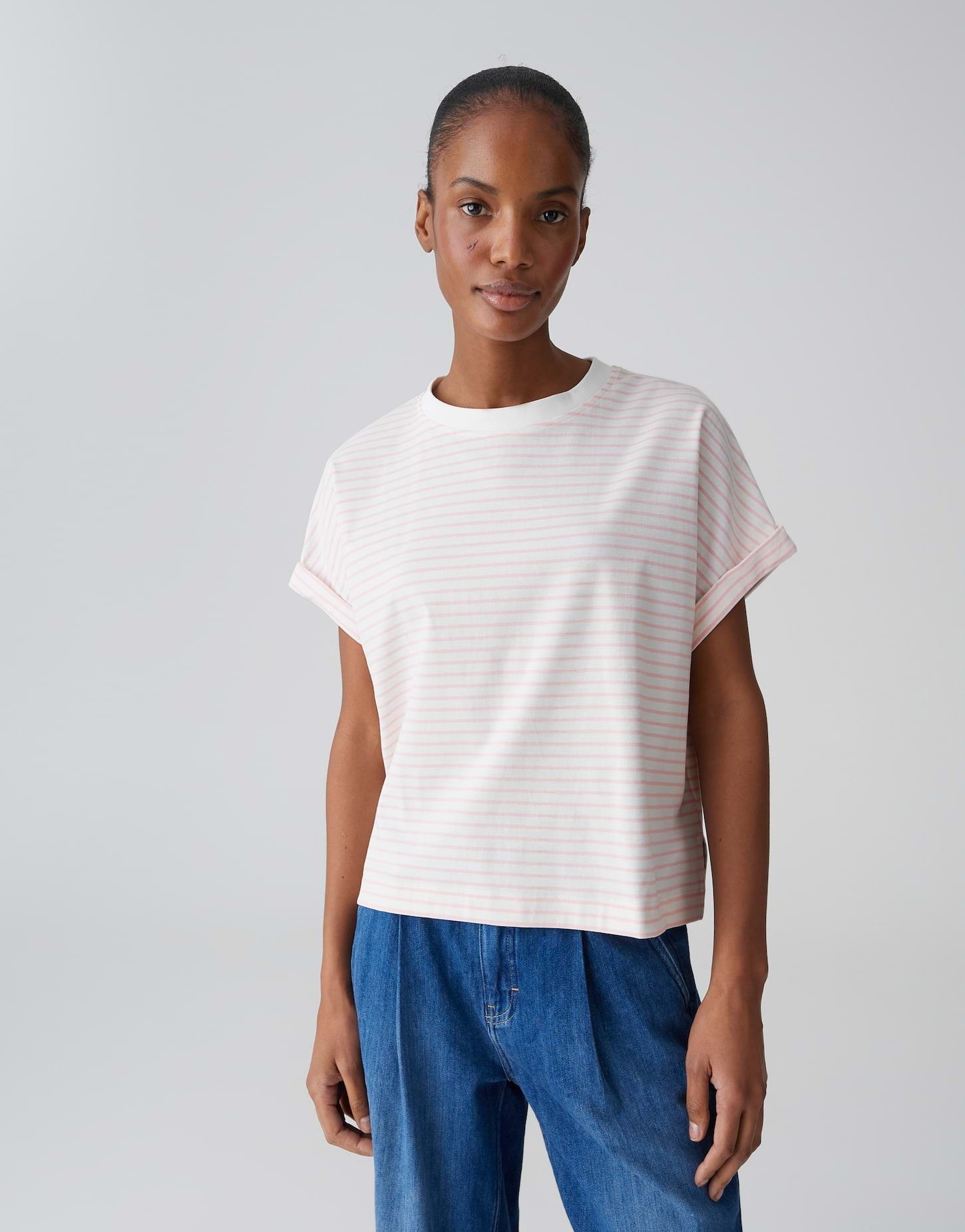 OPUS Kurzarmshirt Gestreiftes T-Shirt aus BCI Cotton Mix Slim Fit Figurbetonter Schnitt, kontrastfarbene Rippbündchen