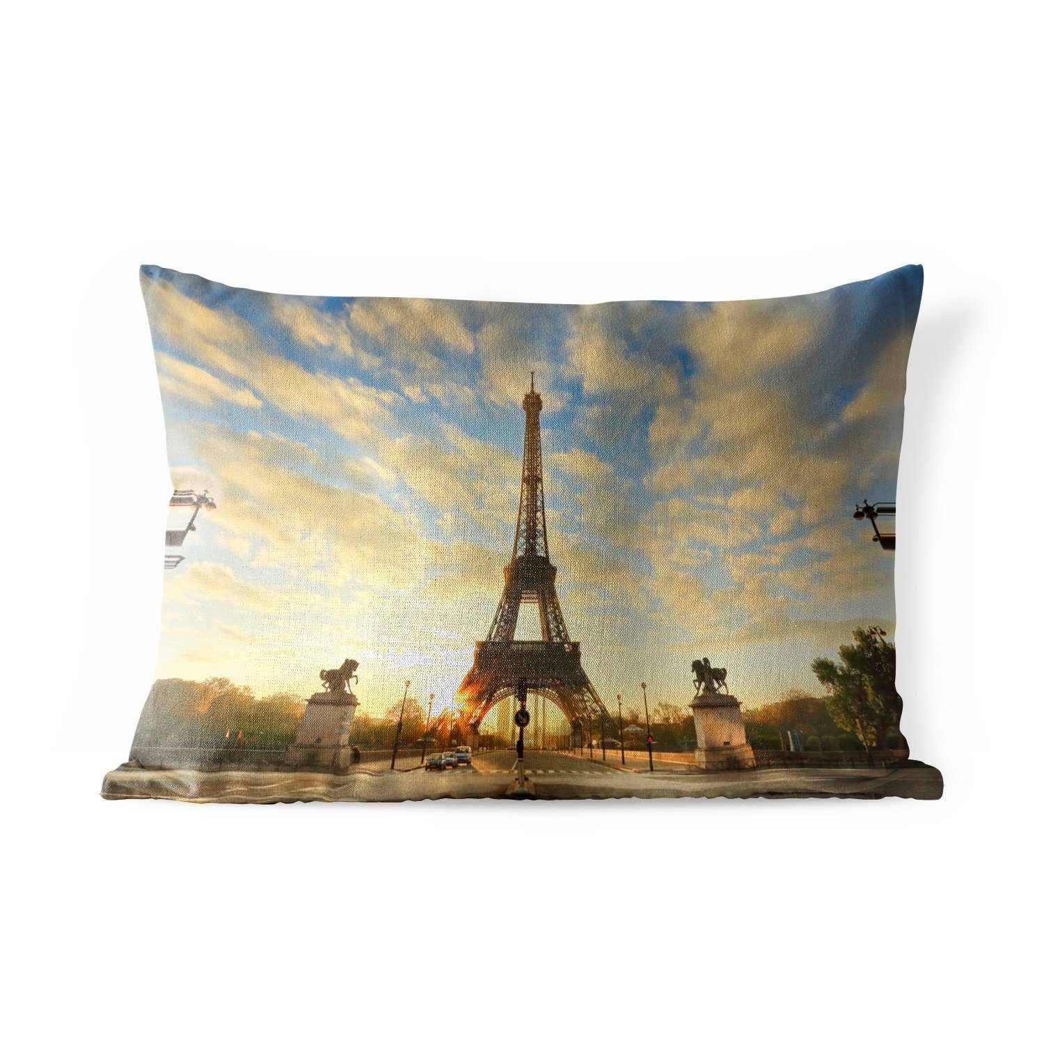 MuchoWow Dekokissen Der Eiffelturm mit einem einzigartigen orangefarbenen Himmel aufgrund, Outdoor-Dekorationskissen, Polyester, Dekokissenbezug, Kissenhülle