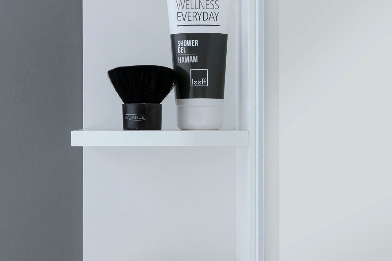 Spiegelschrank tinkaro SLAVKO Badezimmerspiegelschrank Weiß Holz