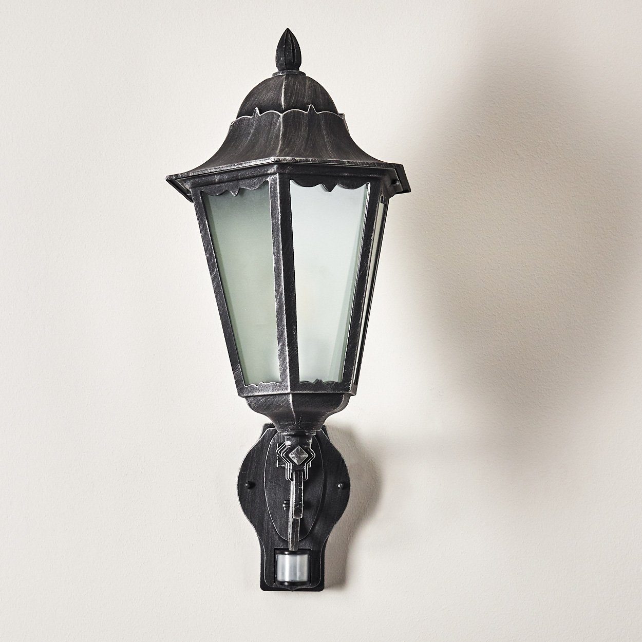 Schwarz/Silber E27, ohne hofstein Aluguss in »Ganna« Bewegungsmelder Klarglas-Scheiben, Außenwandlampe, Außen-Wandleuchte Leuchtmittel, m. m. m.