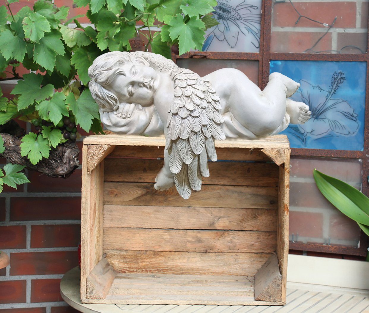 Fachhandel Plus Gartenfigur Regal-Engel In- (1 (Polyresin), für und Kantenhocker Kanten-Figur, St), aus mit liegend Grabschmuck, Outdoor, Kunstharz Grabengel, Flügel