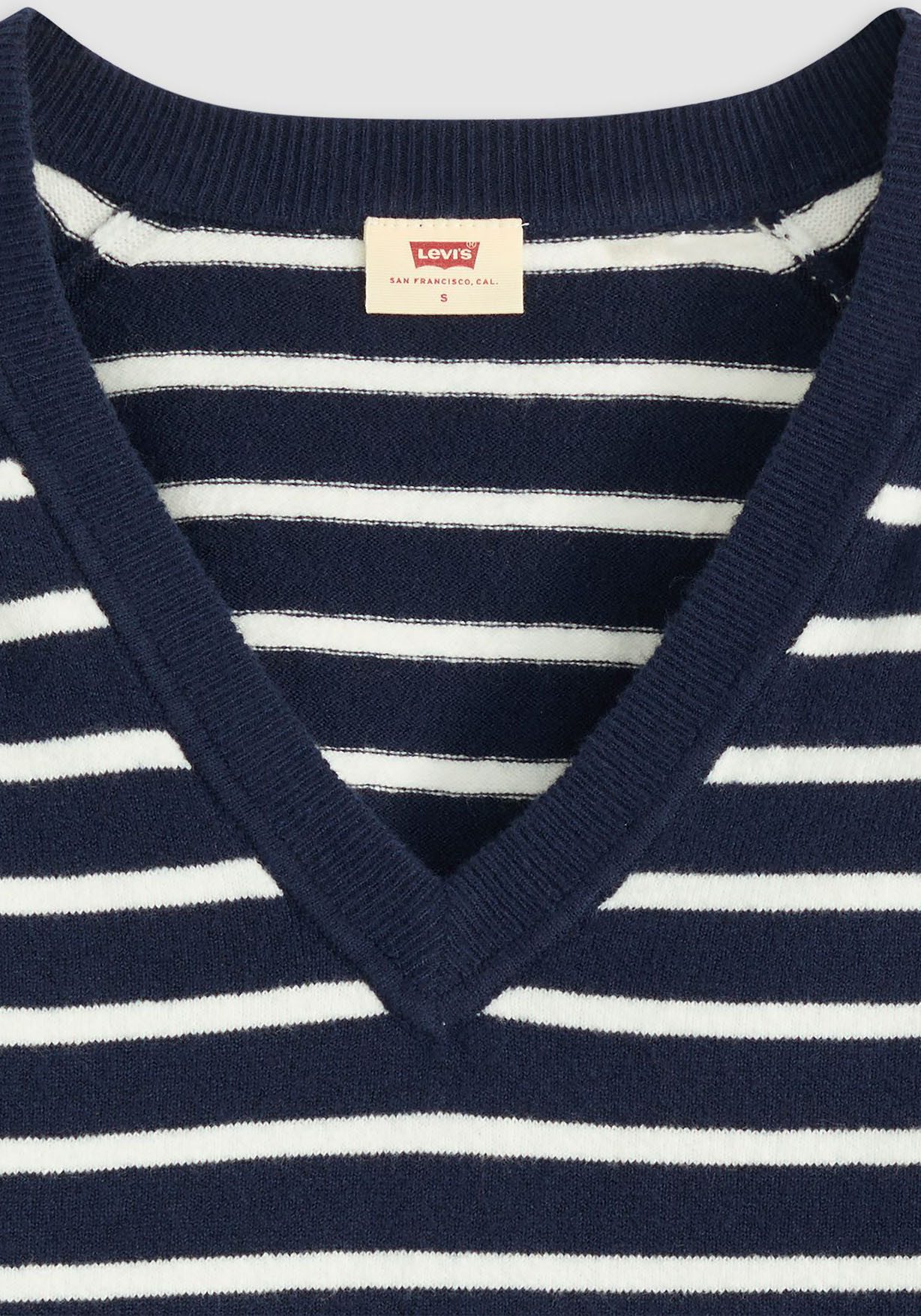 Levi's® V-Ausschnitt-Pullover SUPER SOFT VNECK PULLOVER im Bund beidseitig mit kurzem Schlitz