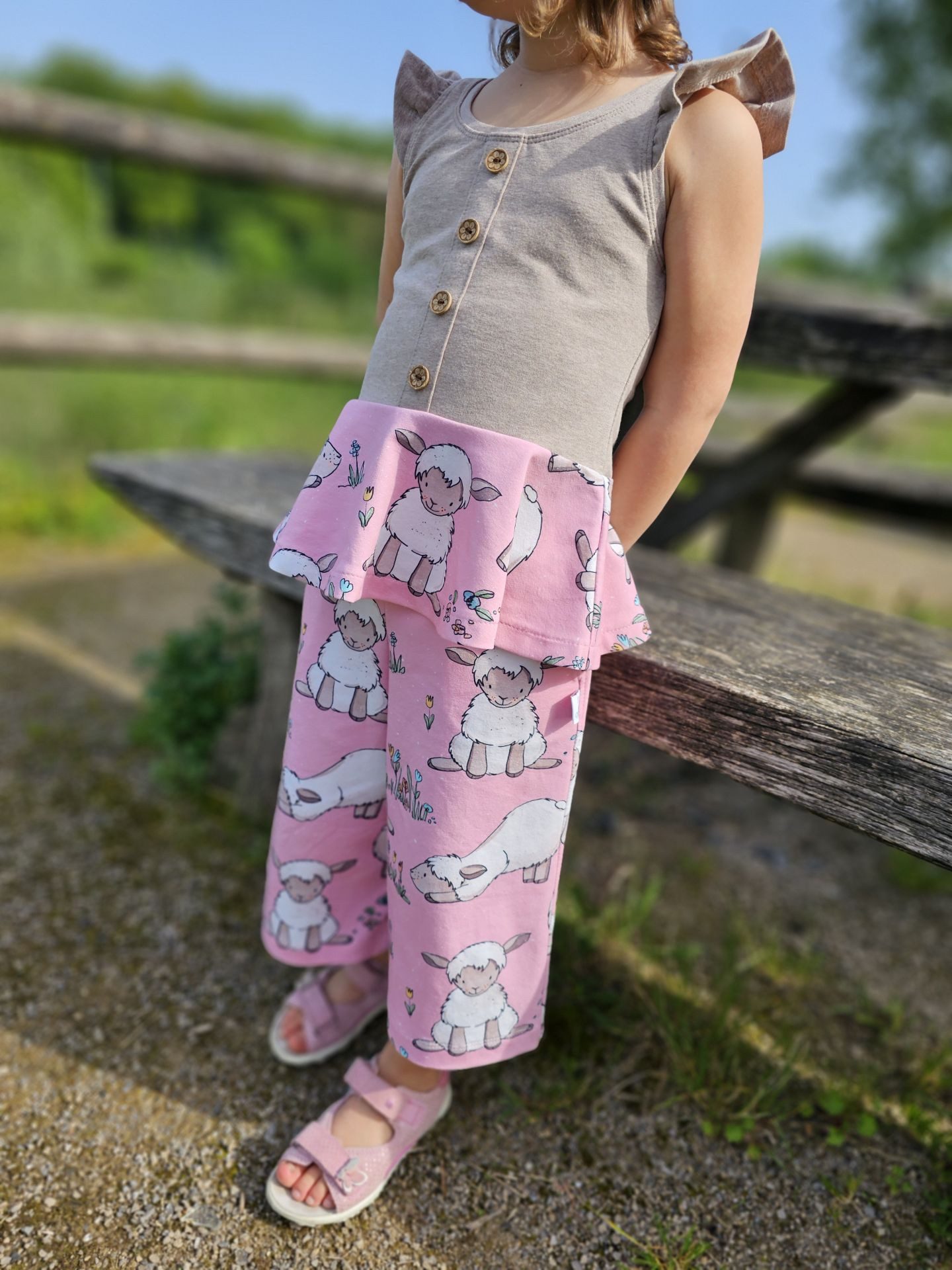 Leylas Welt Stoff Jersey Stoff Lämmchen Lamm Schaf Katzengold Design 160 cm, Reaktivdruck