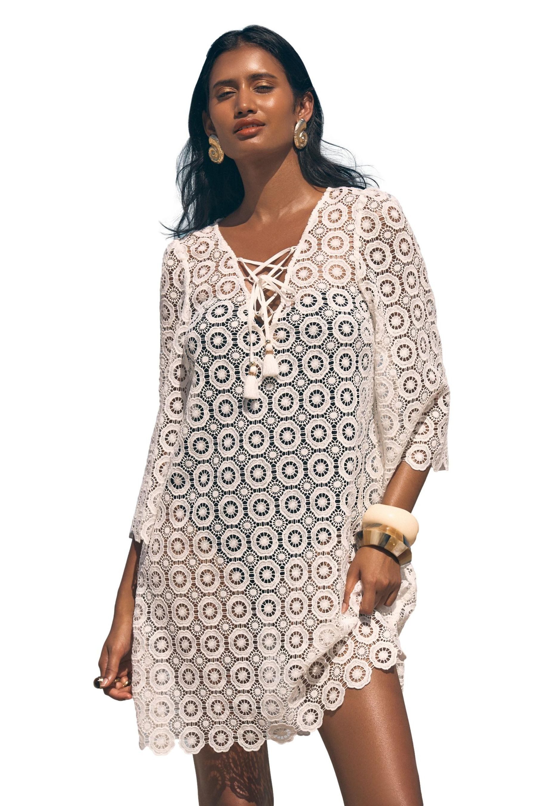Love & Roses Strandkleid Love & Roses gehäkelter Kaftan mit Bindedetail (1-tlg)