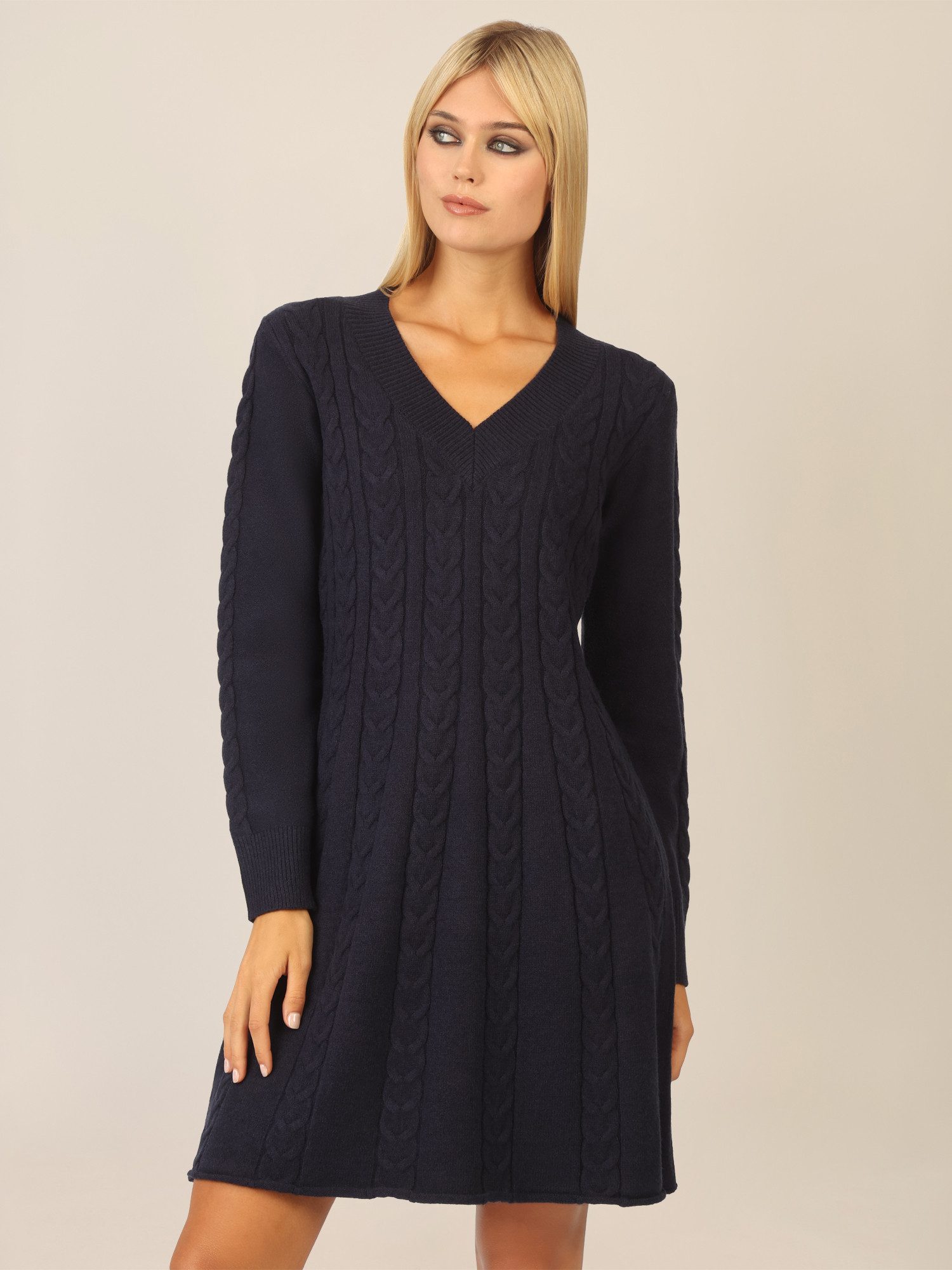 Apart Strickkleid mit Zopfmuster und V-Ausschnitt