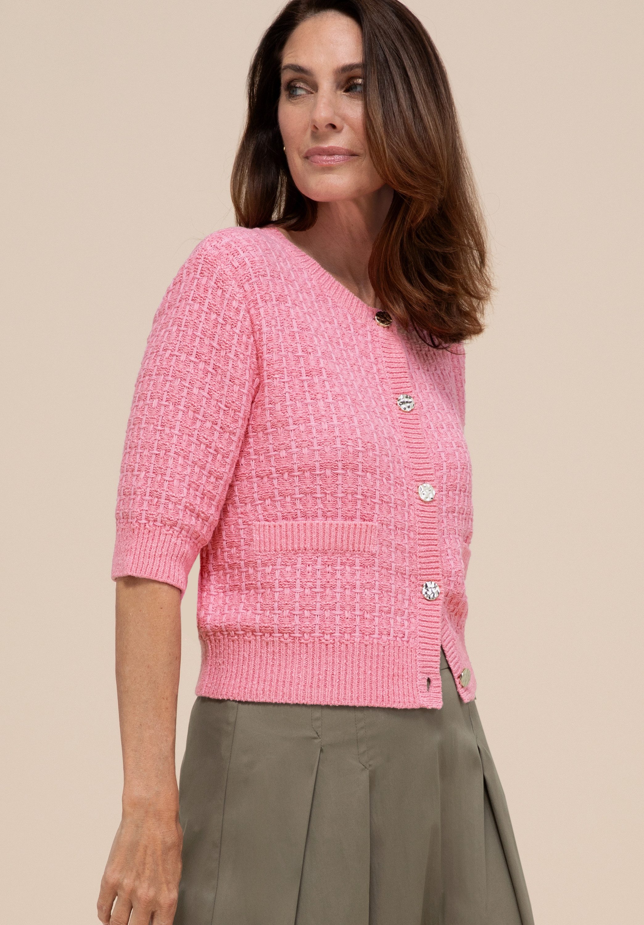 bianca Strickjacke RONA in Struktur-Strick in Trendfarbe – Bild 4 von 5