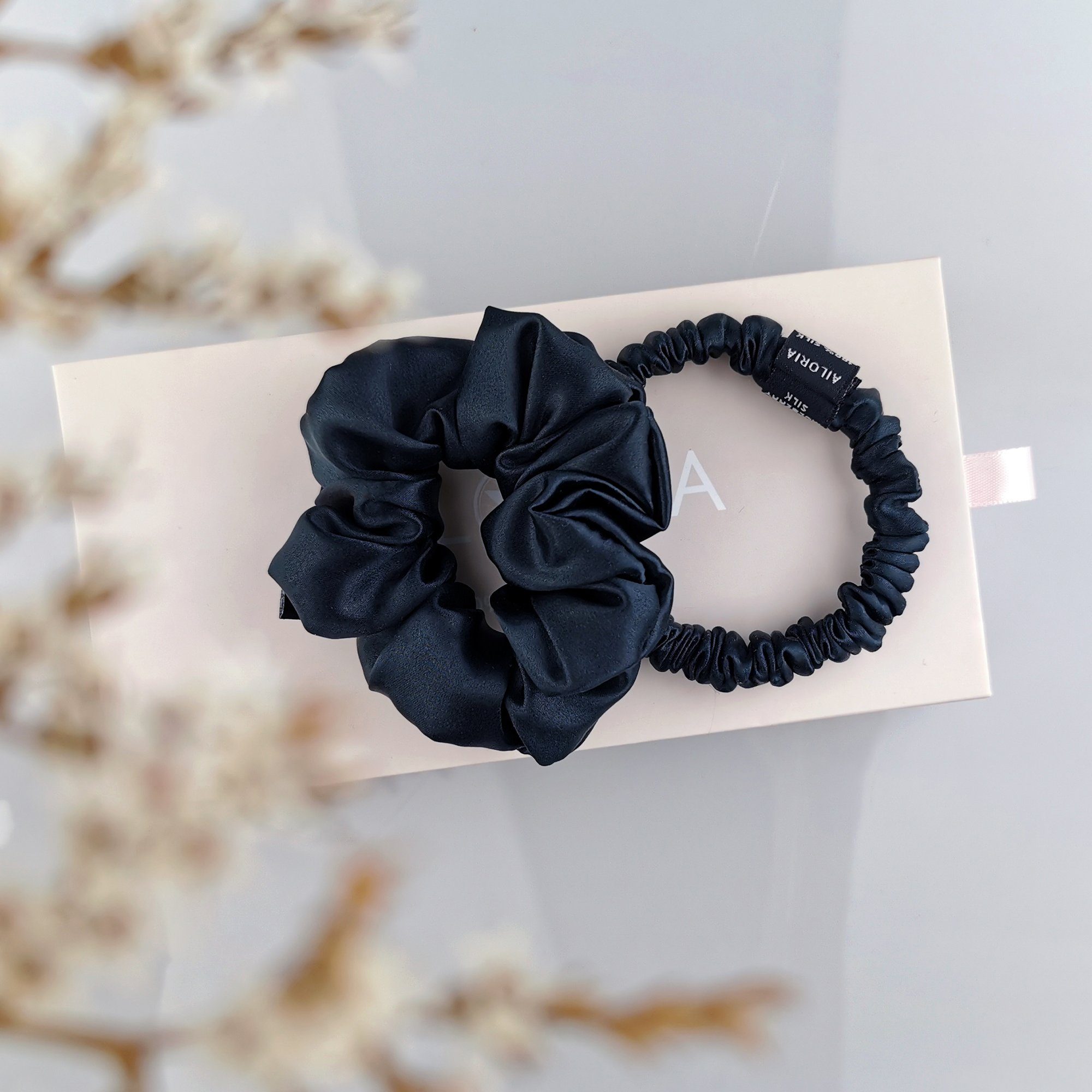 AILORIA Haargummi DOUX set scrunchies s und m aus seide, Luxuriöses Set aus Haargummis (Größe S und M) schwarz