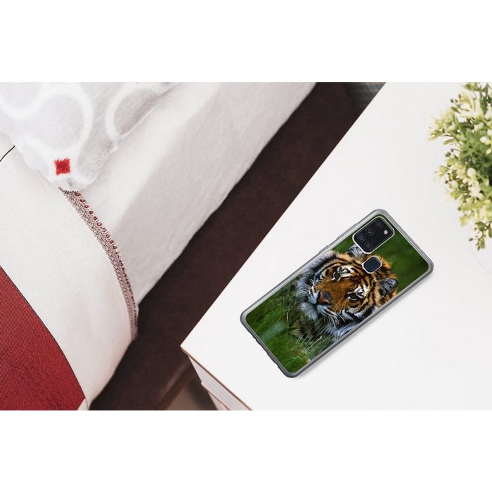 MuchoWow Handyhülle Sibirischer Tiger im Gras versteckt Handyhülle Samsung Galaxy A21s Smartphone-Bumper Print Handy AR12285