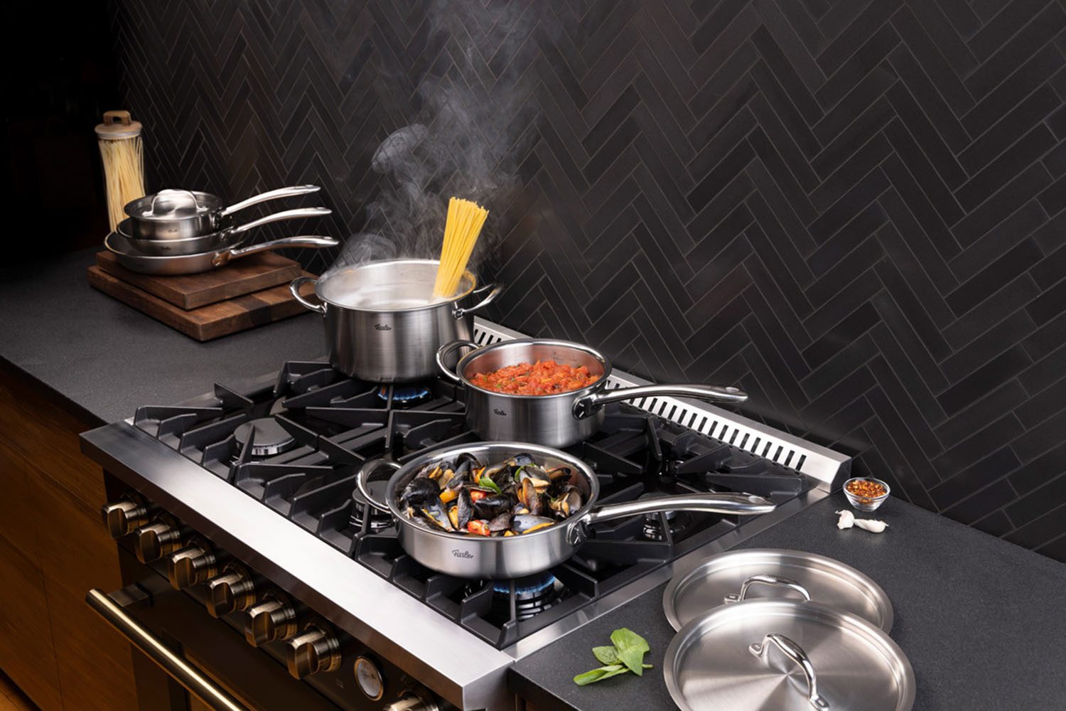 Fissler Topf-Set Fissler M5 Pro-Ply®, Edelstahl-Topfset (10-teilig), Edelstahl 18/10 (Set, 10-tlg., 10-teilig: 2 Bratpfannen, Kochtopf, Sauteuse und Stielkasserollen), 10-teiliges Premium Kochgeschirr mit Pro-Ply™ Technologie