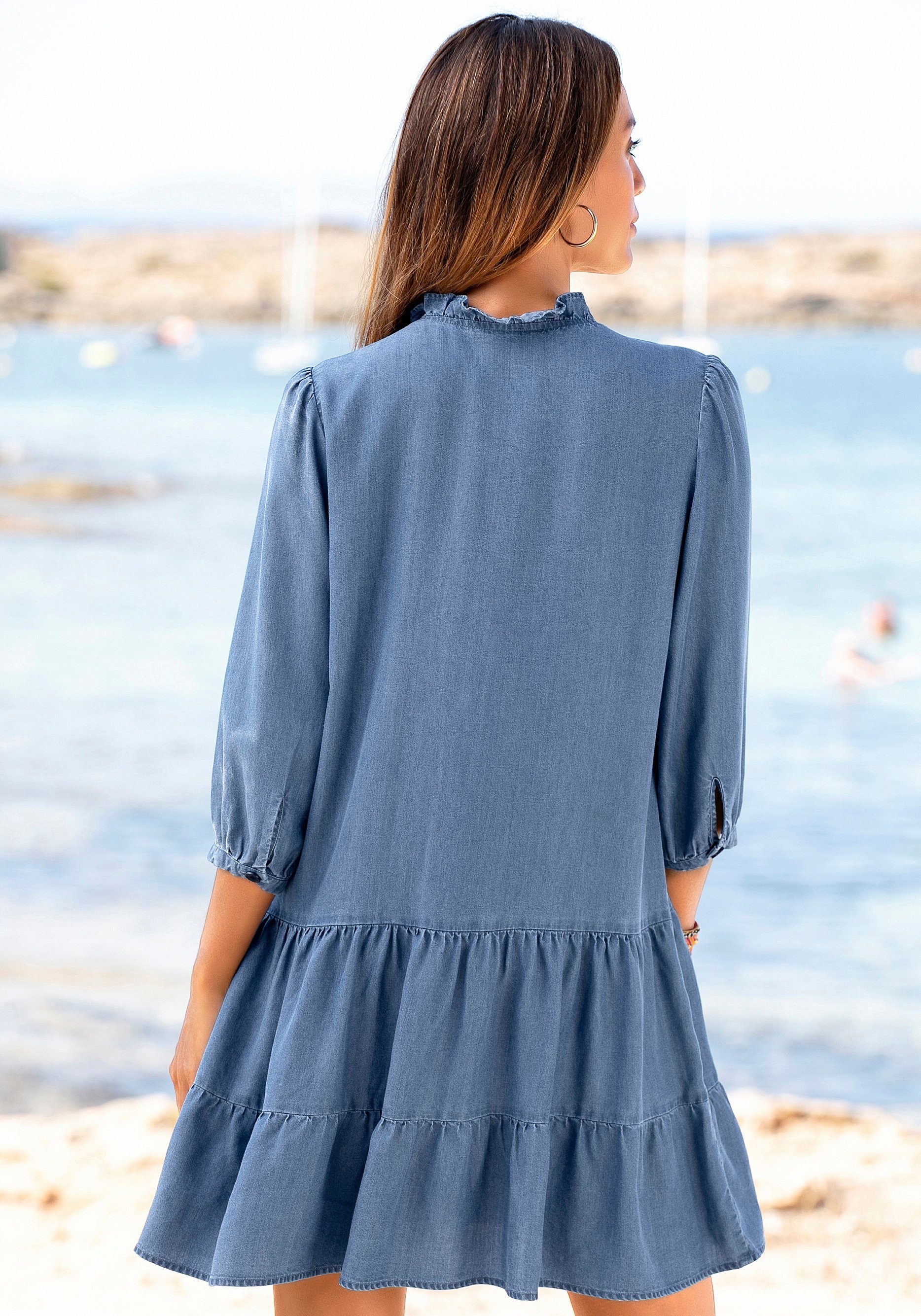 LASCANA Jeanskleid mit Rüsche am Kragen und kurzer Knopfleiste, Blusenkleid Sommerkleid aus weicher Lyocellware, lockeres Tunikakleid, Festival