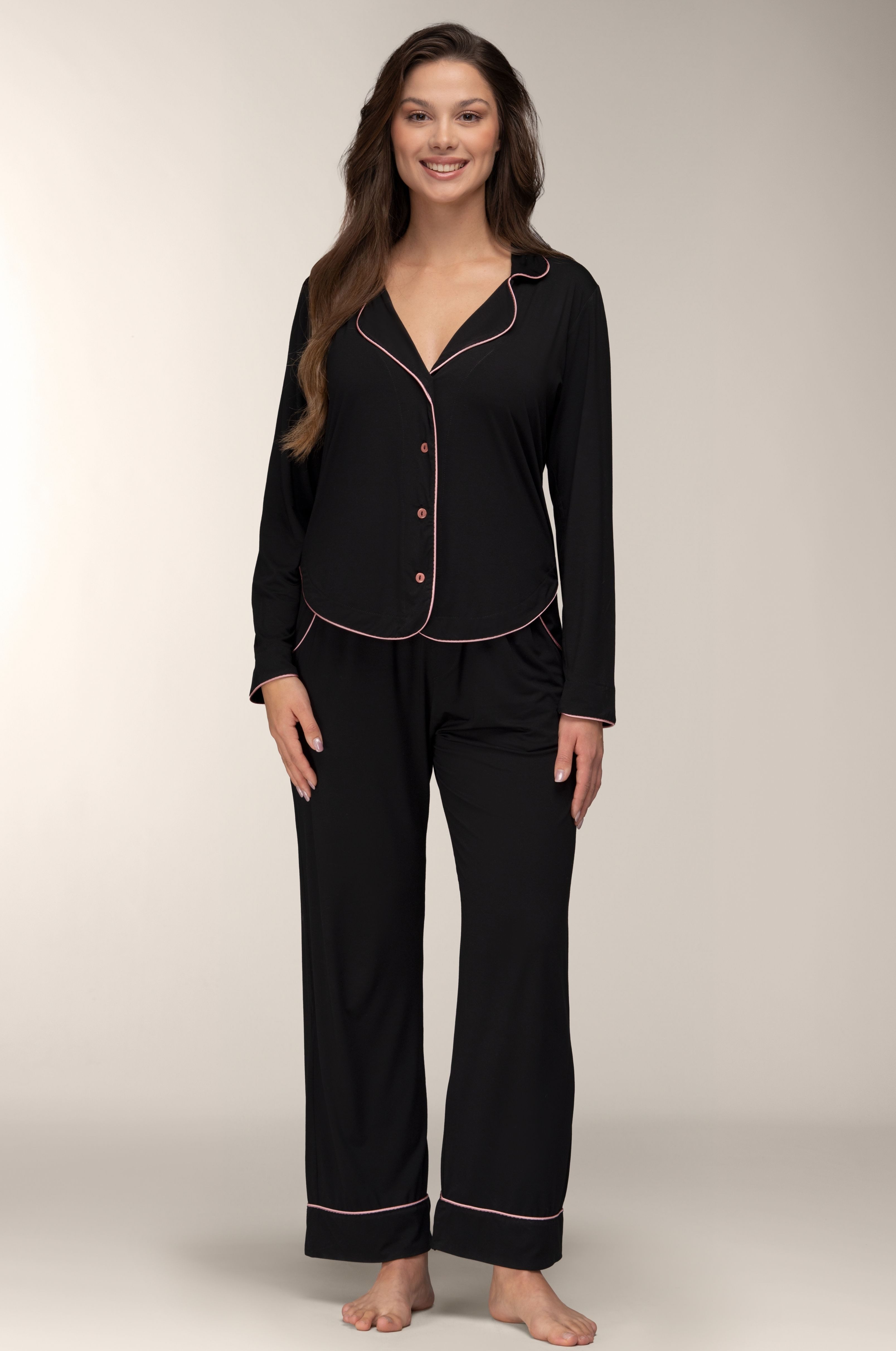 Mademoiselle Sommeil Pyjama Damen Schlafanzug Set aus schwarzer EcoVero™ Viskose Langarm-Hemd, Knopfleiste & Hose, roséfarbene Paspel, Made in Polen