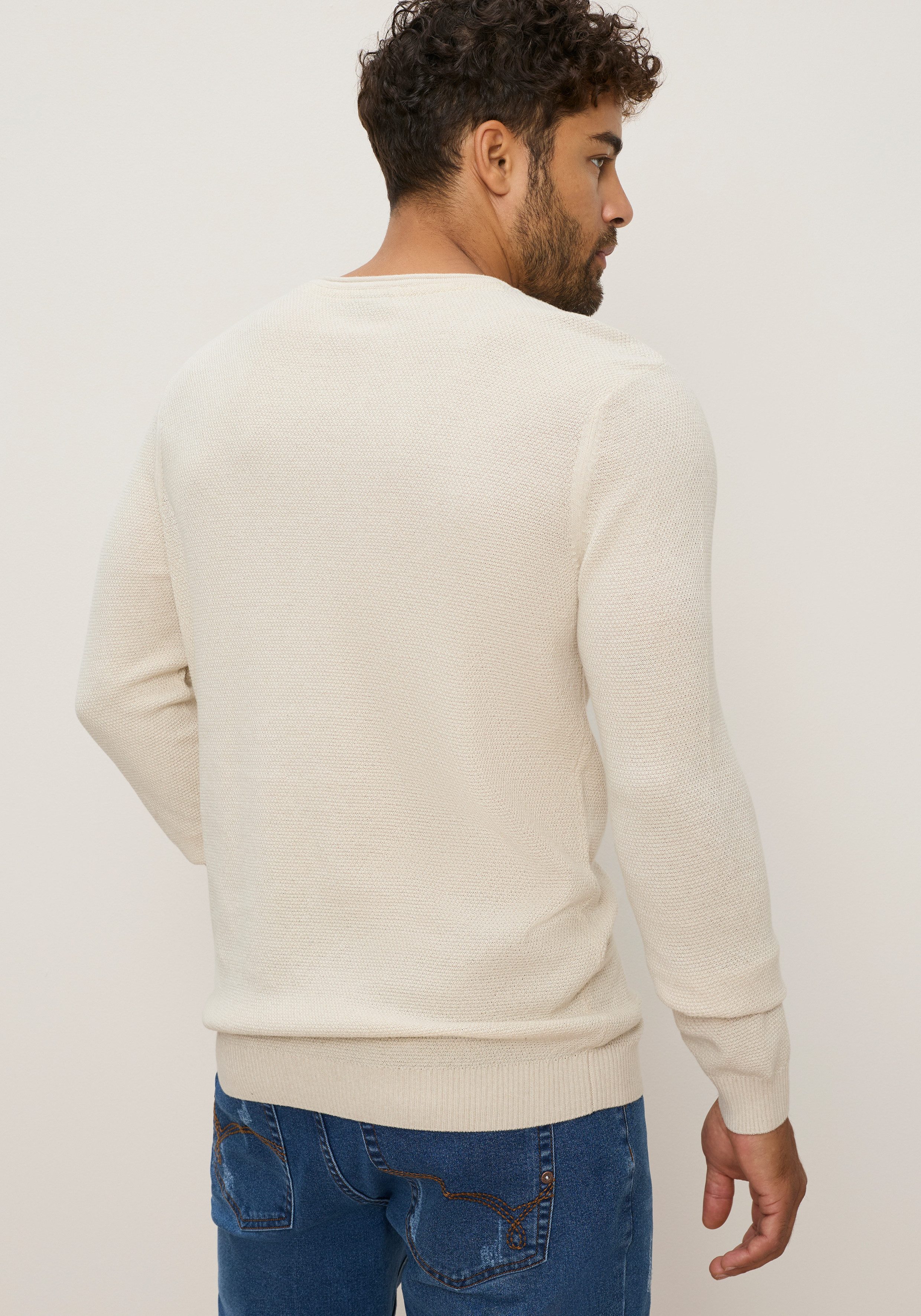 Bruno Banani Rundhalspullover aus Feinstrick, mit Badge und Markenlabel, schmale Passform