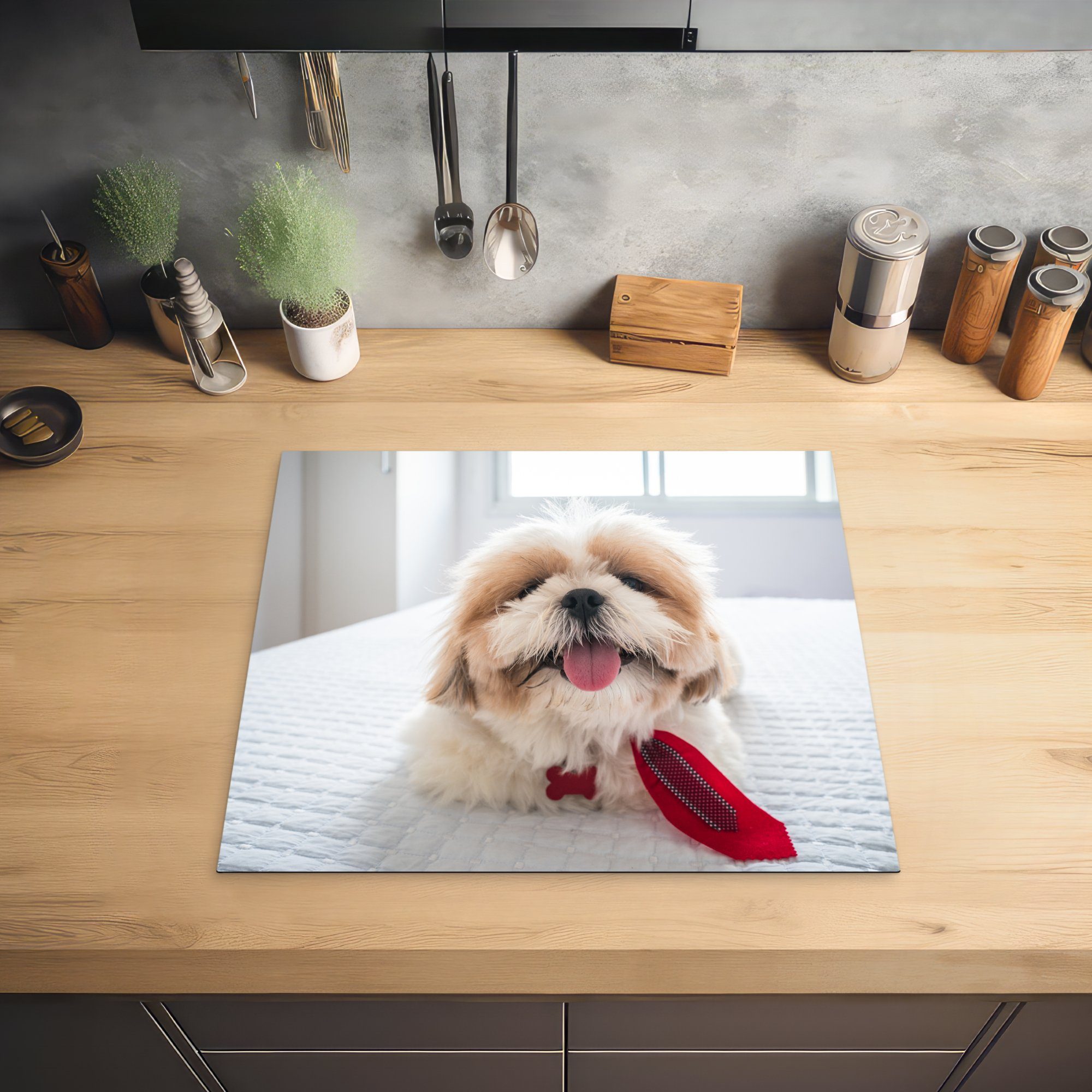 auf Induktionsmatte Hund Ceranfeldabdeckung einem Bett, für (1 küche, die 59x52 cm, Herdblende-/Abdeckplatte Tzu liegt tlg), Vinyl, Ein MuchoWow Shih weißen