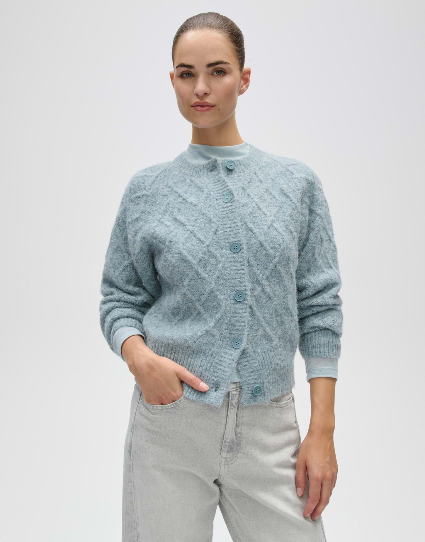 OPUS Strickjacke Dable aus Strick mit Zopfstruktur Verkürzte, schmale Silhouette mit weichem Zopfstrick