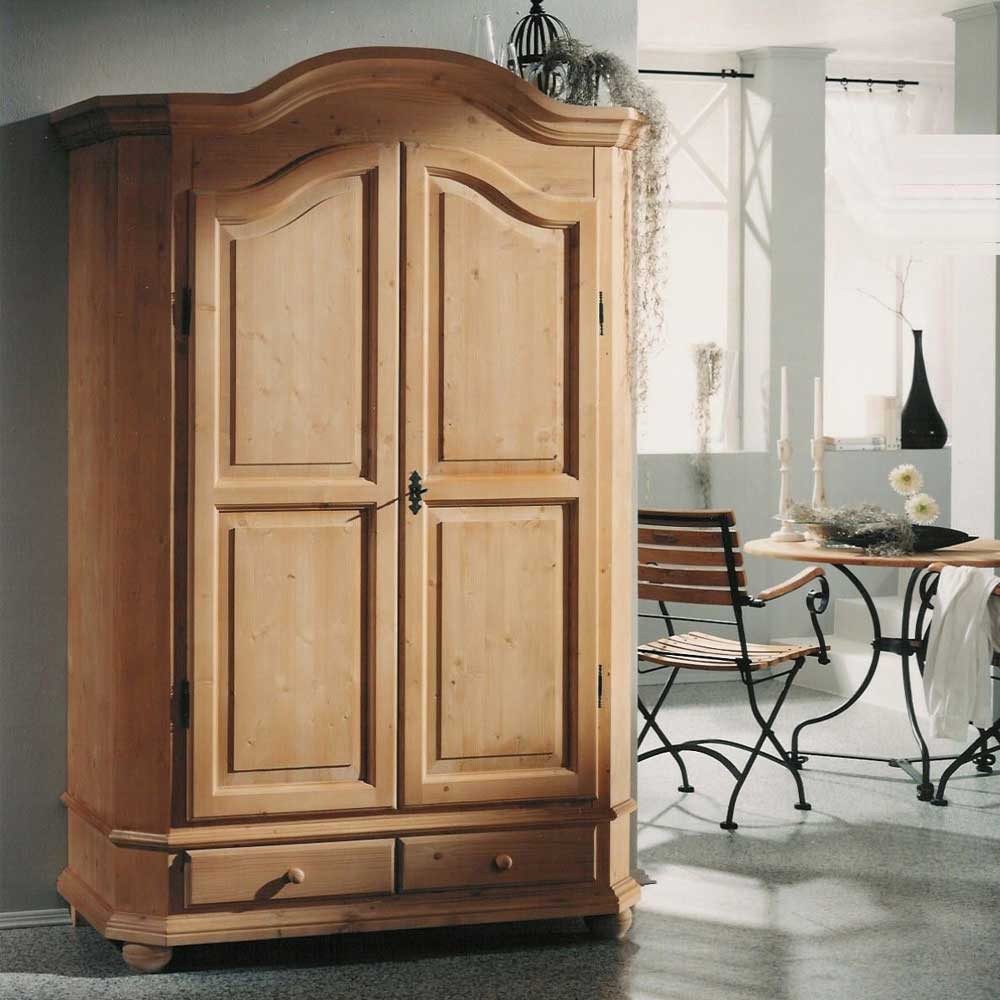 Pharao24 Garderobenschrank Gaddy aus Massivholz