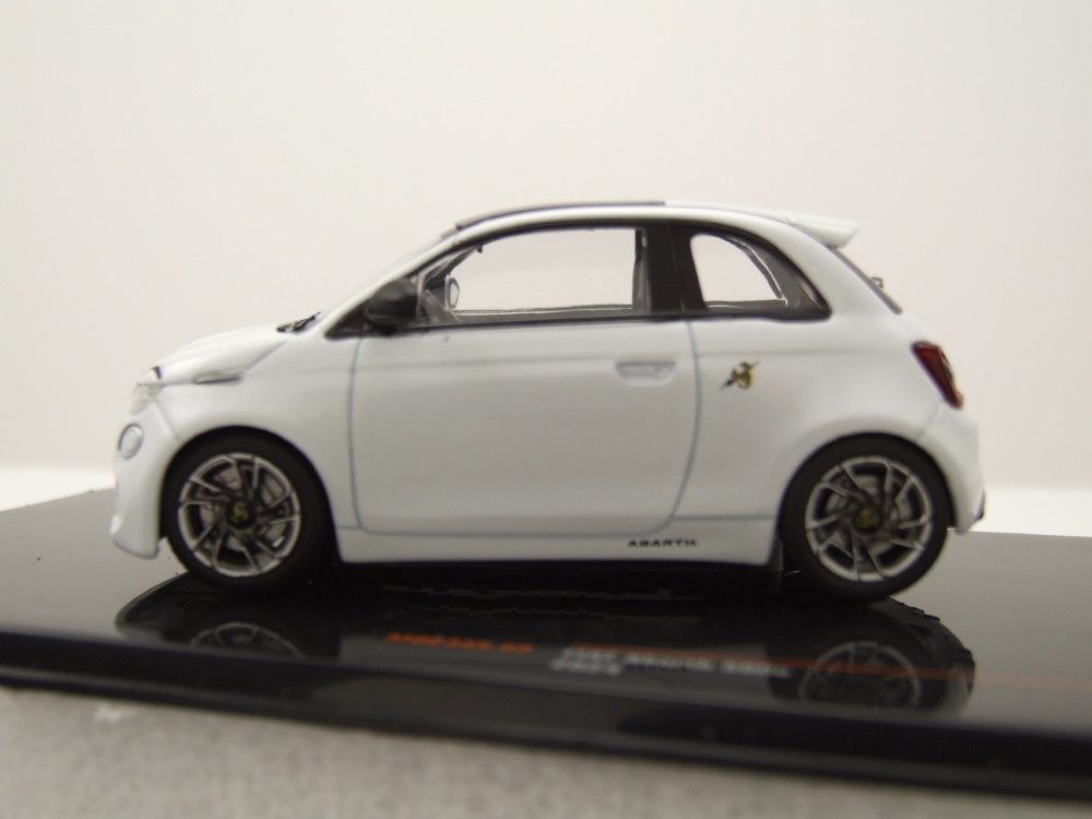 ixo Models Modellauto Fiat 500e Abarth 2024 weiß, Maßstab 1:43