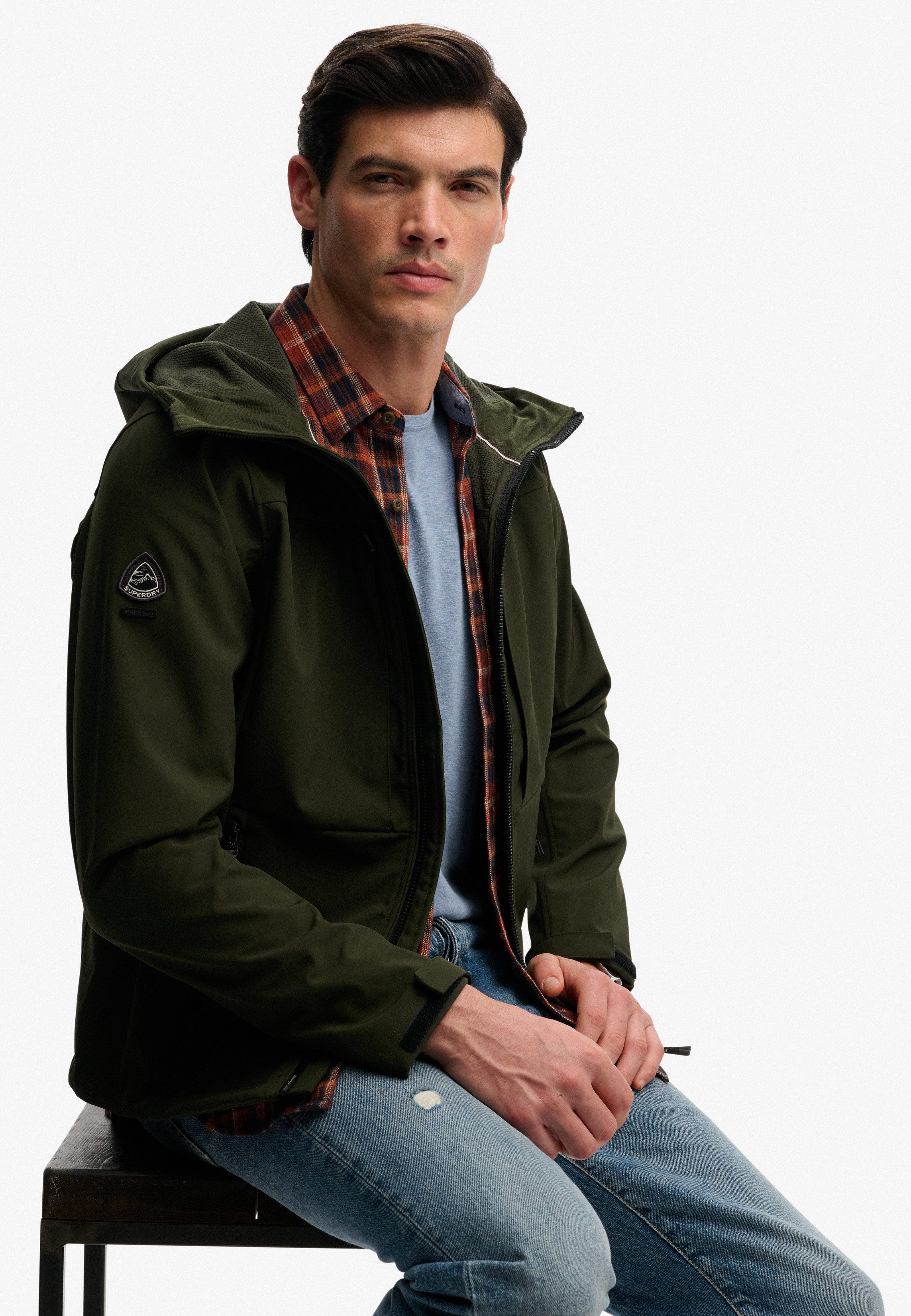 Superdry Outdoorjacke HOODED SOFTSHELL TREKKER JKT mit Materialmix aus Polyester und Elasthan, Relaxed Fit – Bild 3 von 5