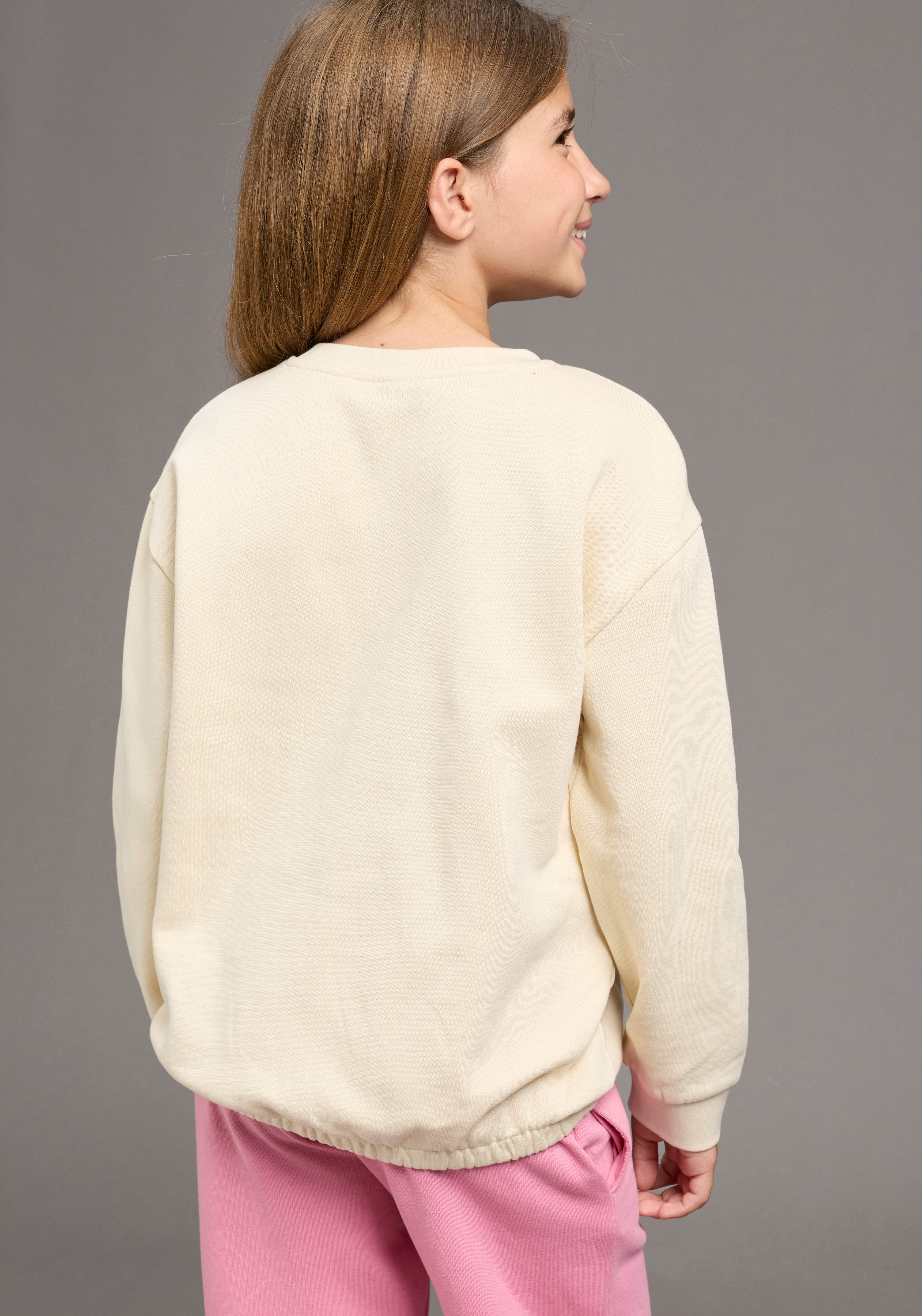 KIDSWORLD Sweatshirt Modisches Sweatshirt mit Bär-Stickerei mit Rippbündchen an Ärmeln und Ausschnitt