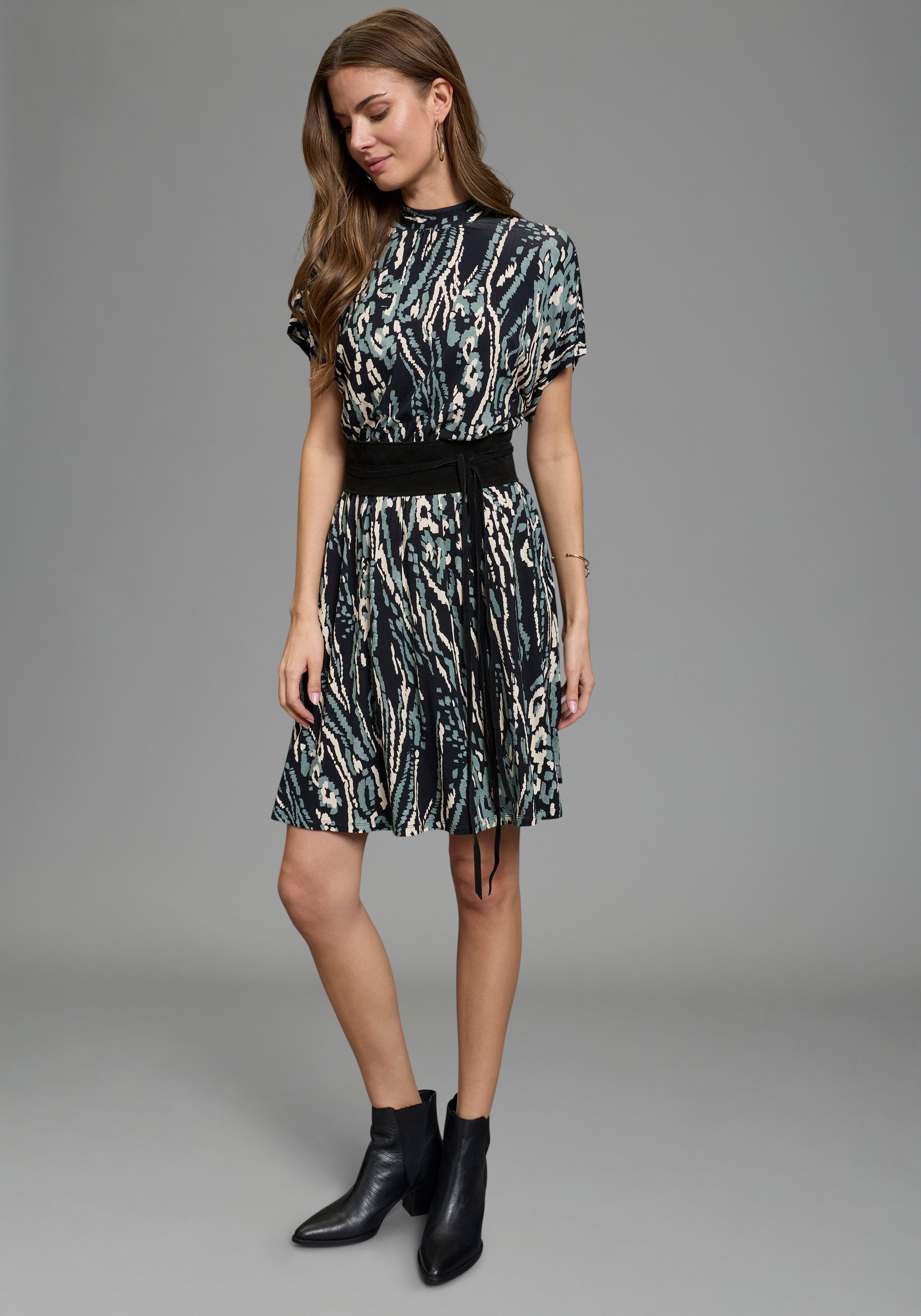 Laura Scott Sommerkleid hoch geschlossener Ausschnitt, aus Jersey, Abstrakt günstig online kaufen