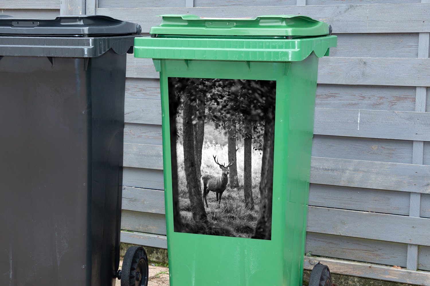 Wandsticker - Hirsche zwischen MuchoWow den (1 schwarz Sticker, Mülleimer-aufkleber, Mülltonne, weiß Abfalbehälter Bäumen und Container, St),