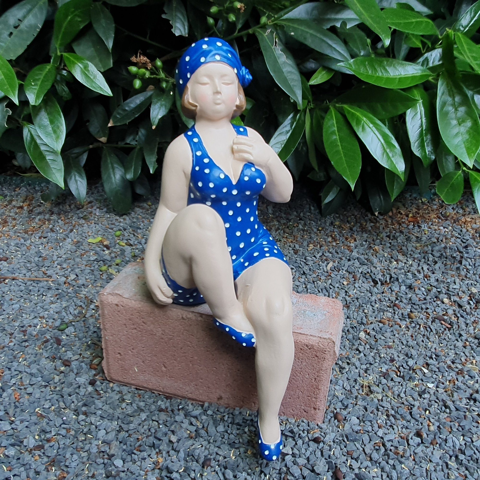 Aspinaworld Gartenfigur Badenixe Figur als Kantensitzer 31 cm blau wetterfest Gartendeko