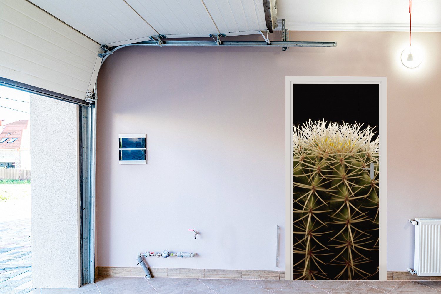 auf eines Nahaufnahme Kaktus Türaufkleber, Matt, Hintergrund, Tür, Fototapete St), schwarzem dornigen cm MuchoWow 75x205 für Türtapete (1 bedruckt, Eine
