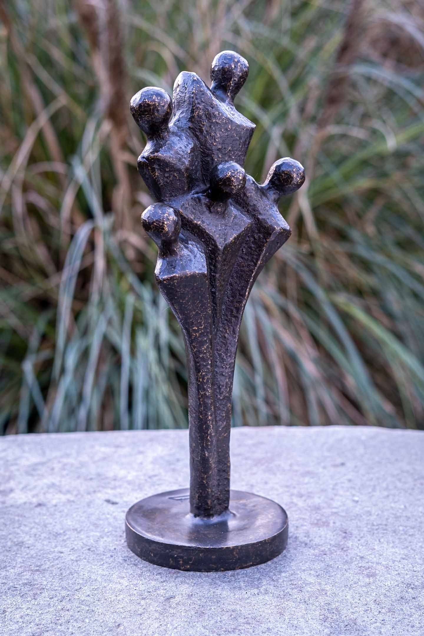 Frost, Wachsausschmelzverfahren werden IDYL in Hand IDYL Langlebig und Kleine Bronze-Skulptur von patiniert. Regen und in – – Skulptur Modelle Bronze gegossen witterungsbeständig robust Familie, sehr UV-Strahlung. Gartenfigur Bronze gegen Die –