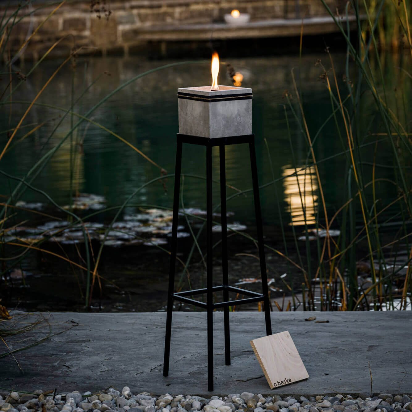 beske Outdoorkerze Set 'Kea' (Betonfeuer 13x13x13 Ständer und Nachfüllwachs), Wachsrecycling mit besonderem Ambiente und nachhaltigem Dauerdocht