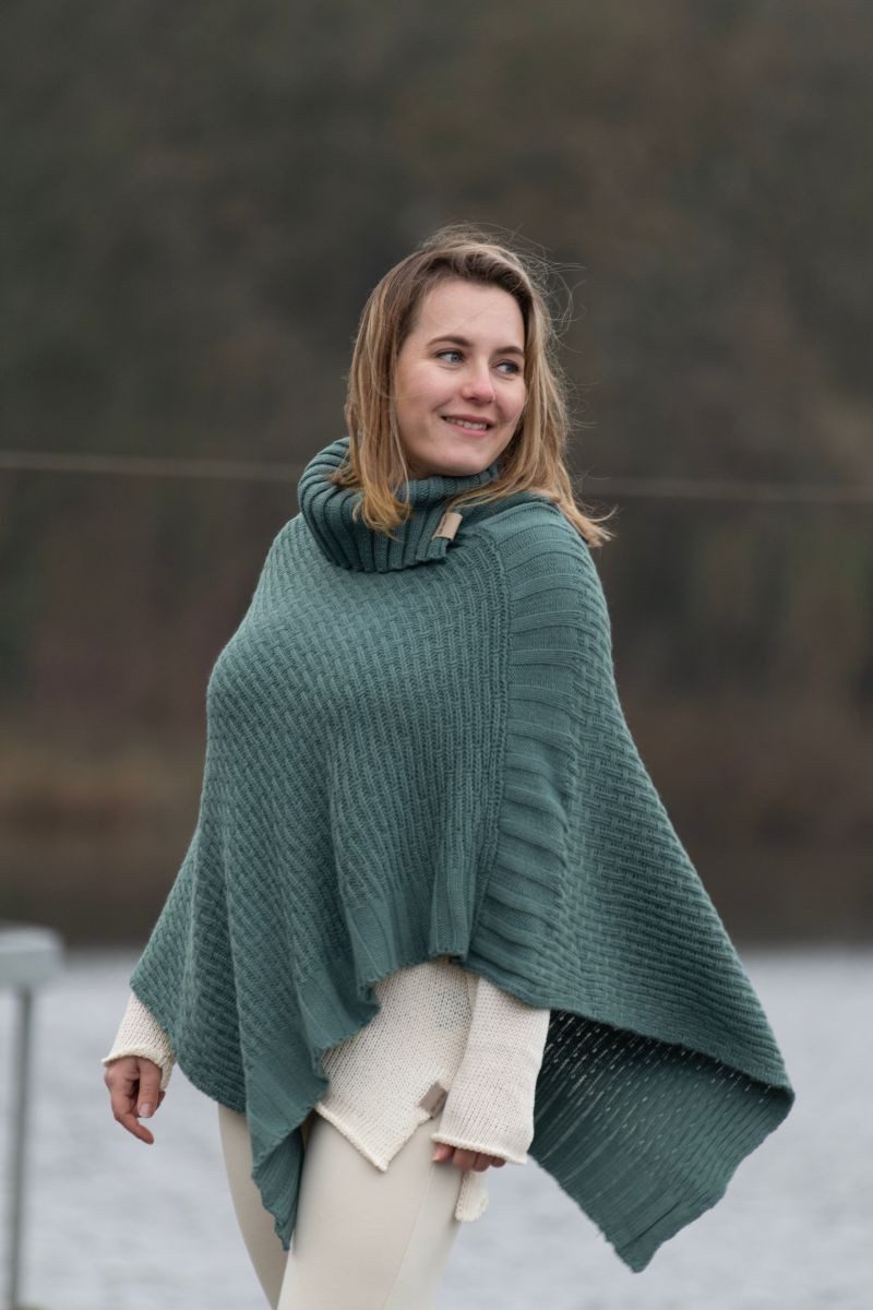 Knit Factory Strickponcho Nicky Ponchos One Size Glatt Grün (1-tlg) modern Strickware Strickartikel Poncho