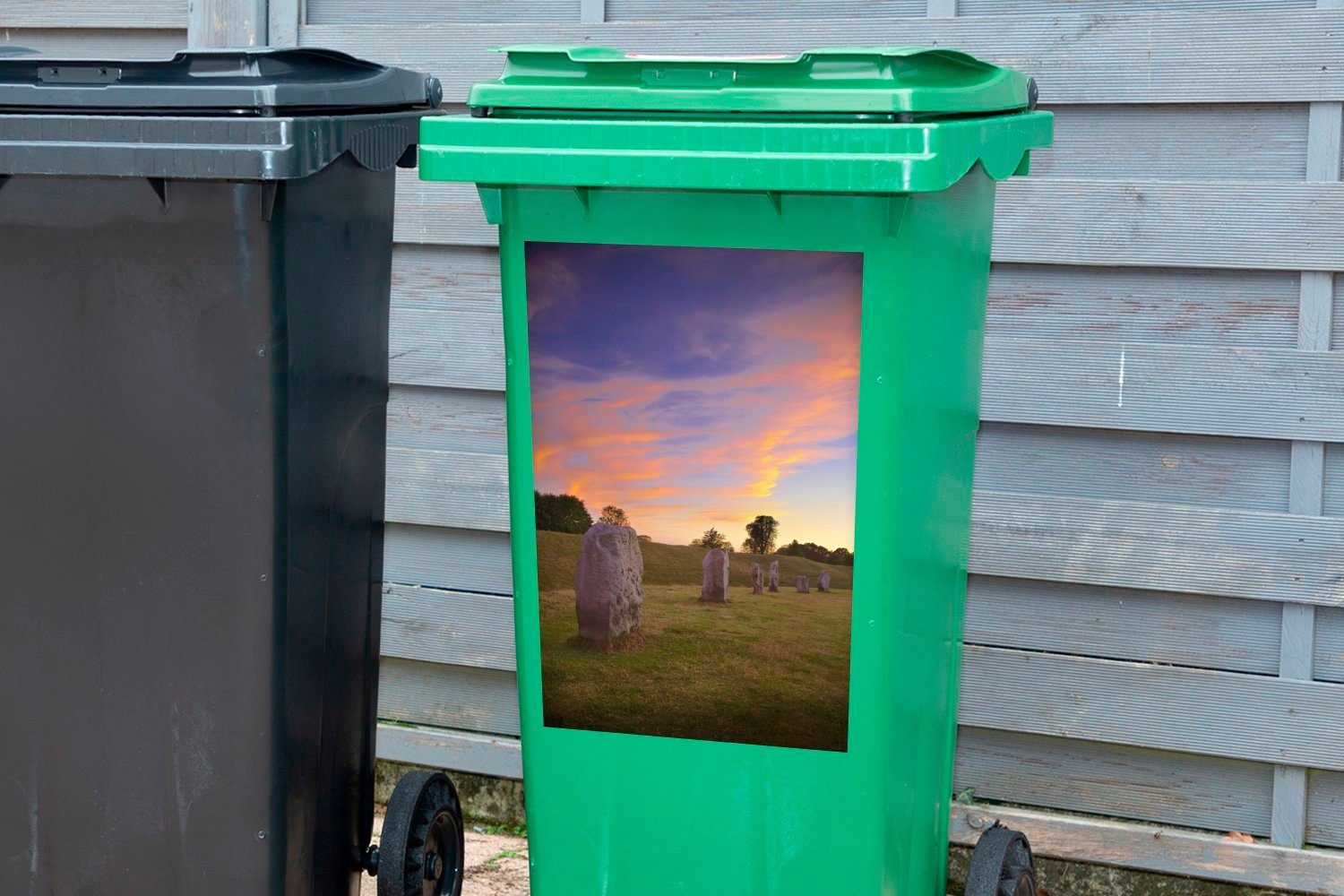 MuchoWow Wandsticker bei farbenprächtigen von Mülleimer-aufkleber, Sticker, Mülltonne, Der Abfalbehälter Avebury Container, Steinkreis einem St), Sonnenuntergang (1