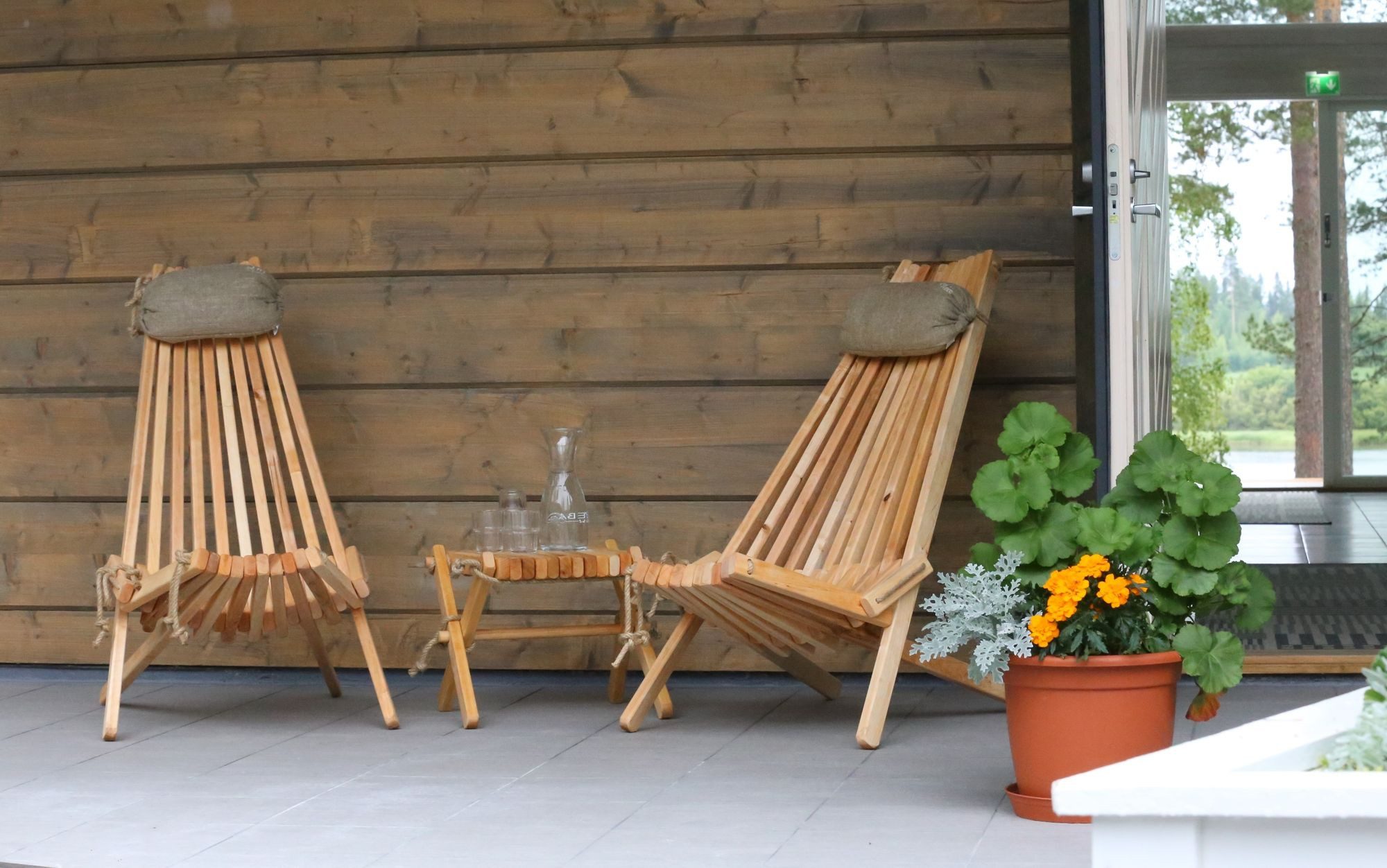 Jardinion Gartenbank Abstelltisch, Beistelltisch, Klapphocker (54 x 49 x 45cm Schwarz (Kiefer), 1-St), Hocker, Sitzhocker, Klapptisch