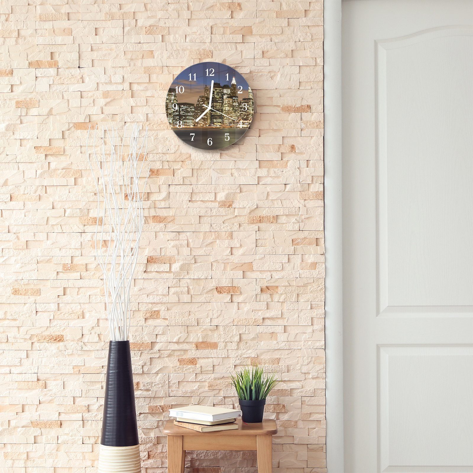Primedeco Wanduhr Durchmesser 30 Motiv cm - im aus Rund Quarzuhrwerk mit Licht und Wanduhr mit Glas Skyline