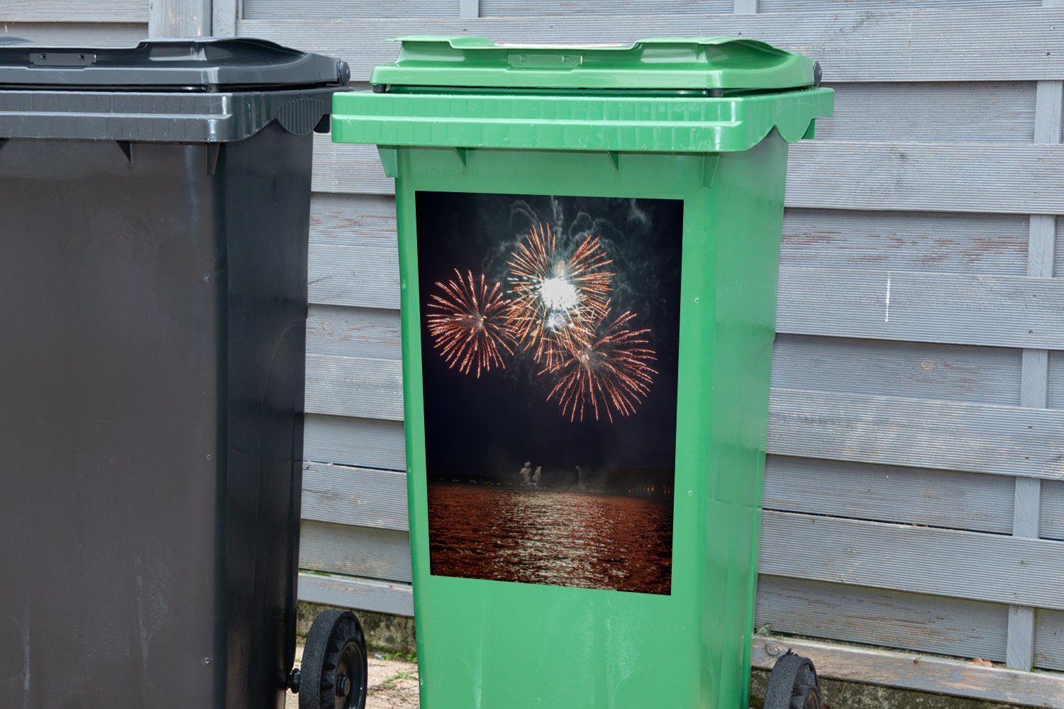MuchoWow Wandsticker Feuerwerk - (1 Abfalbehälter - Wasser Silvester St), Sticker, Mülltonne, Mülleimer-aufkleber, Container