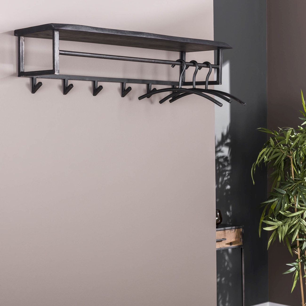 Feeling4Home Garderobe Cheyuzi - Akazie massiv Schwarz, mit Hutablage & 6 Haken, Unikat, Hutablage mit feiner Maserung und schwarzem Finish